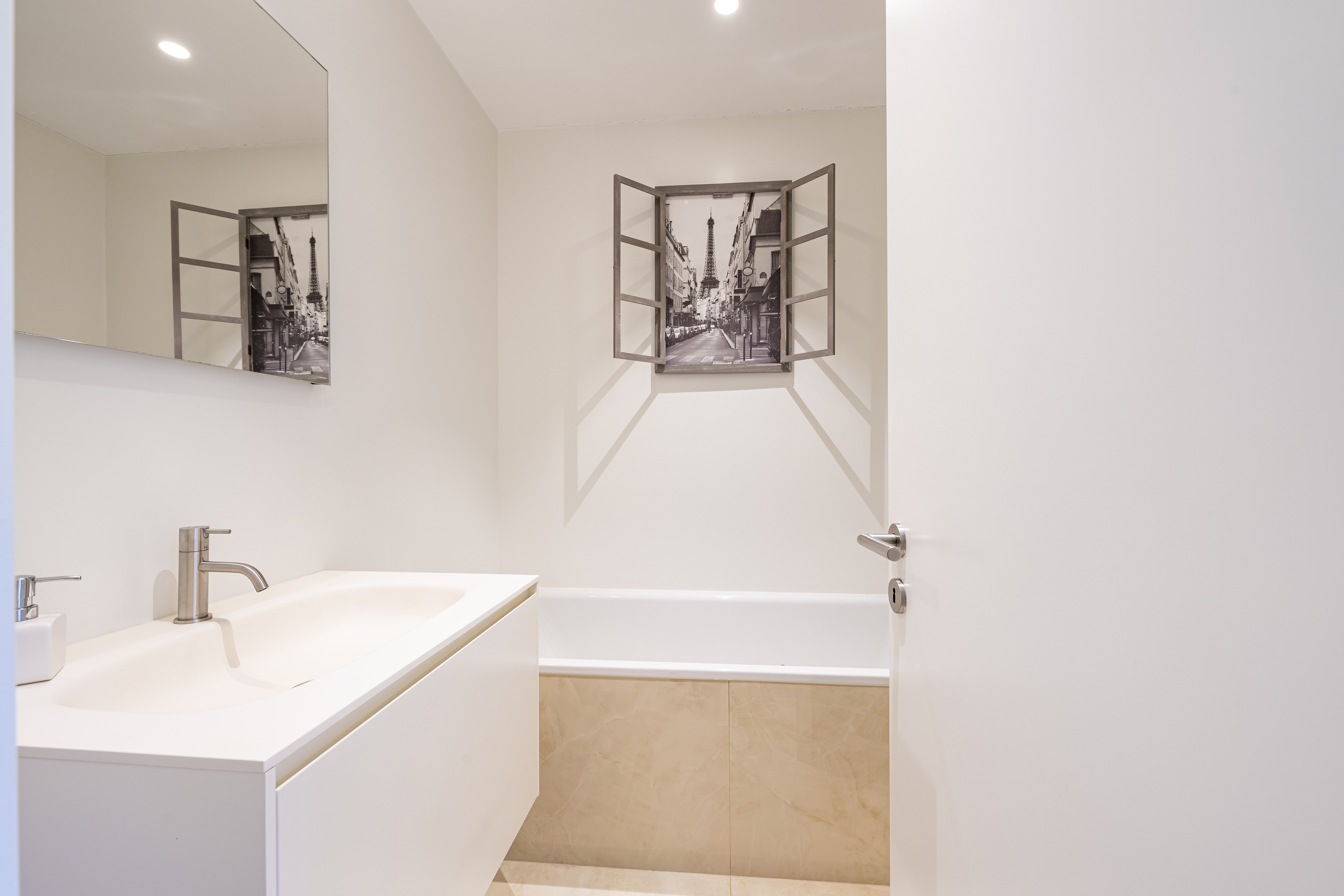 Modernes kleines Bad mit Waschbecken und Badewanne