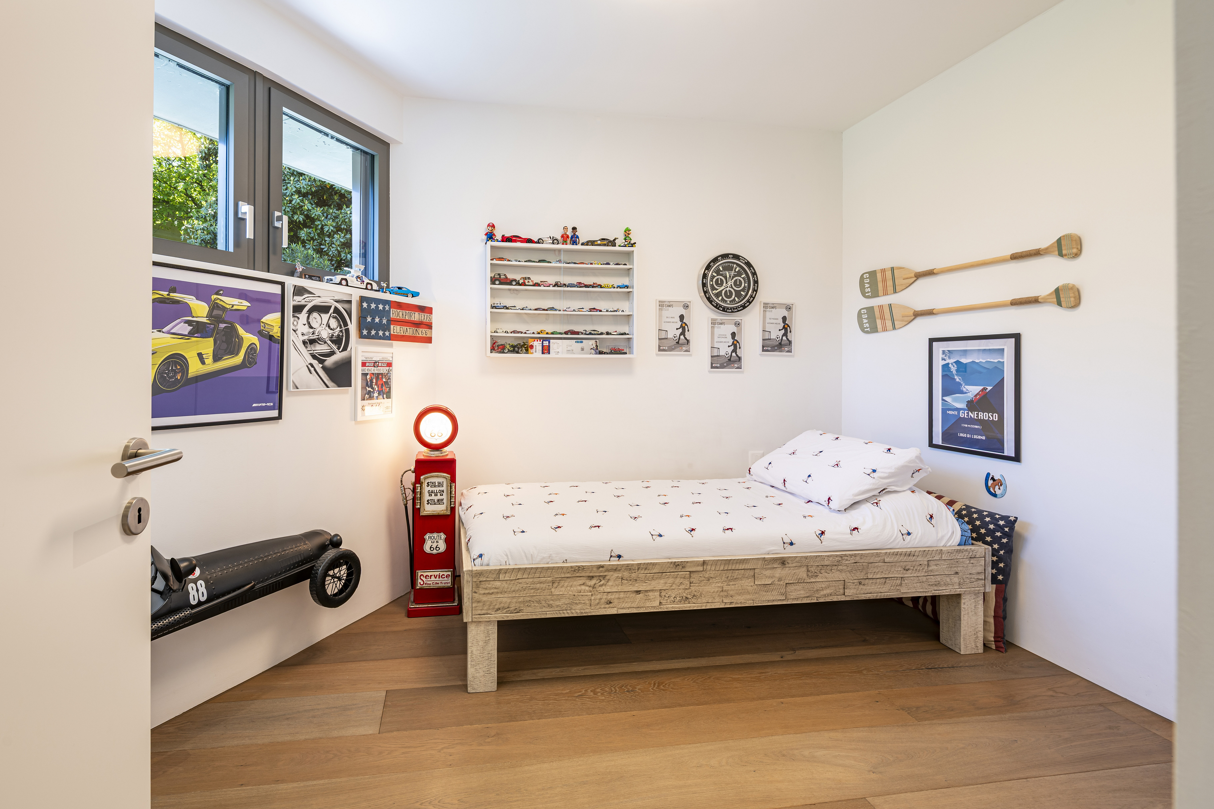 Kinderzimmer mit Einzelbett und Deko im Motorsport-Stil