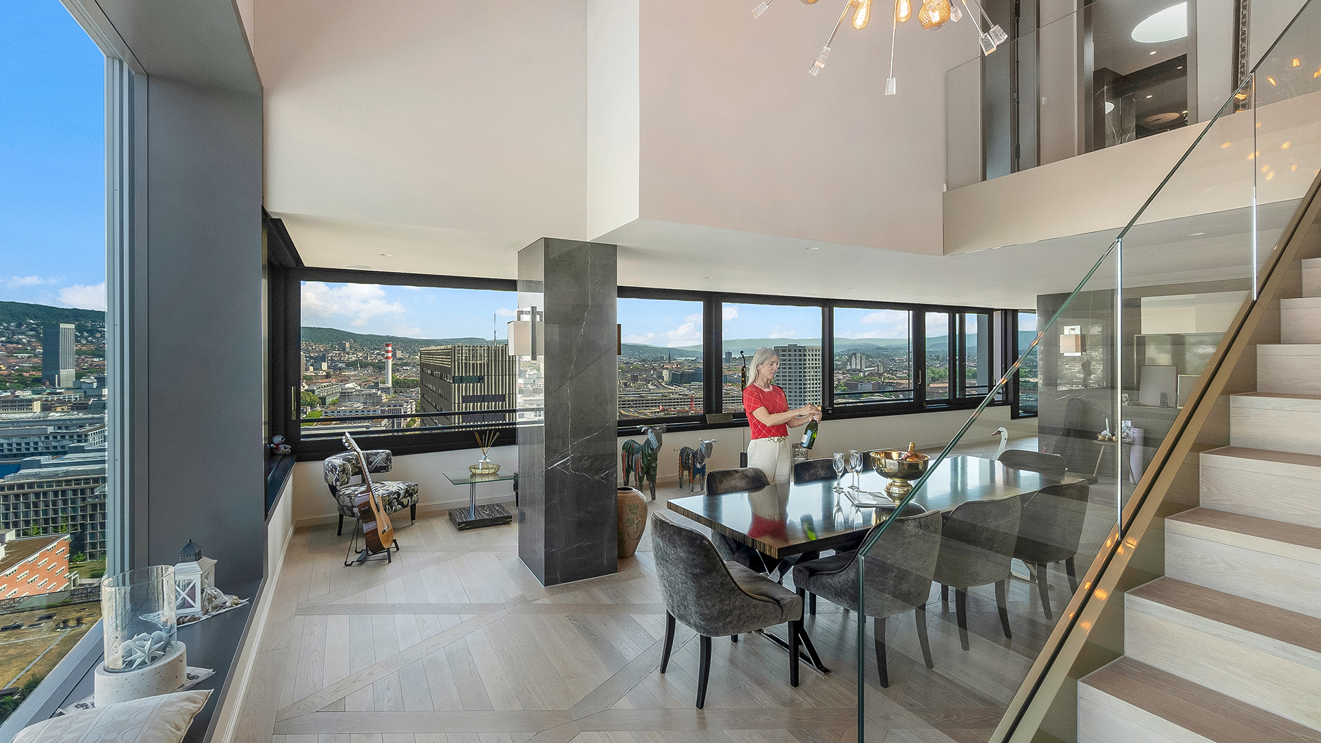 Offener Wohn-Essbereich mit Panoramablick