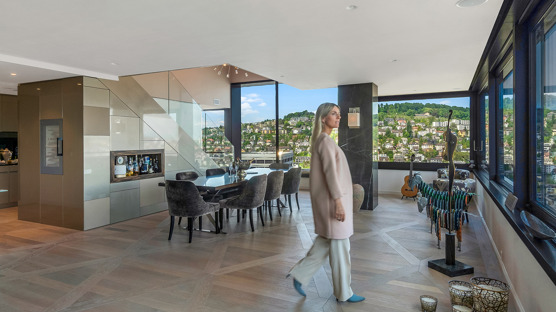 Luxuriöser Wohn- und Essbereich mit Panoramablick