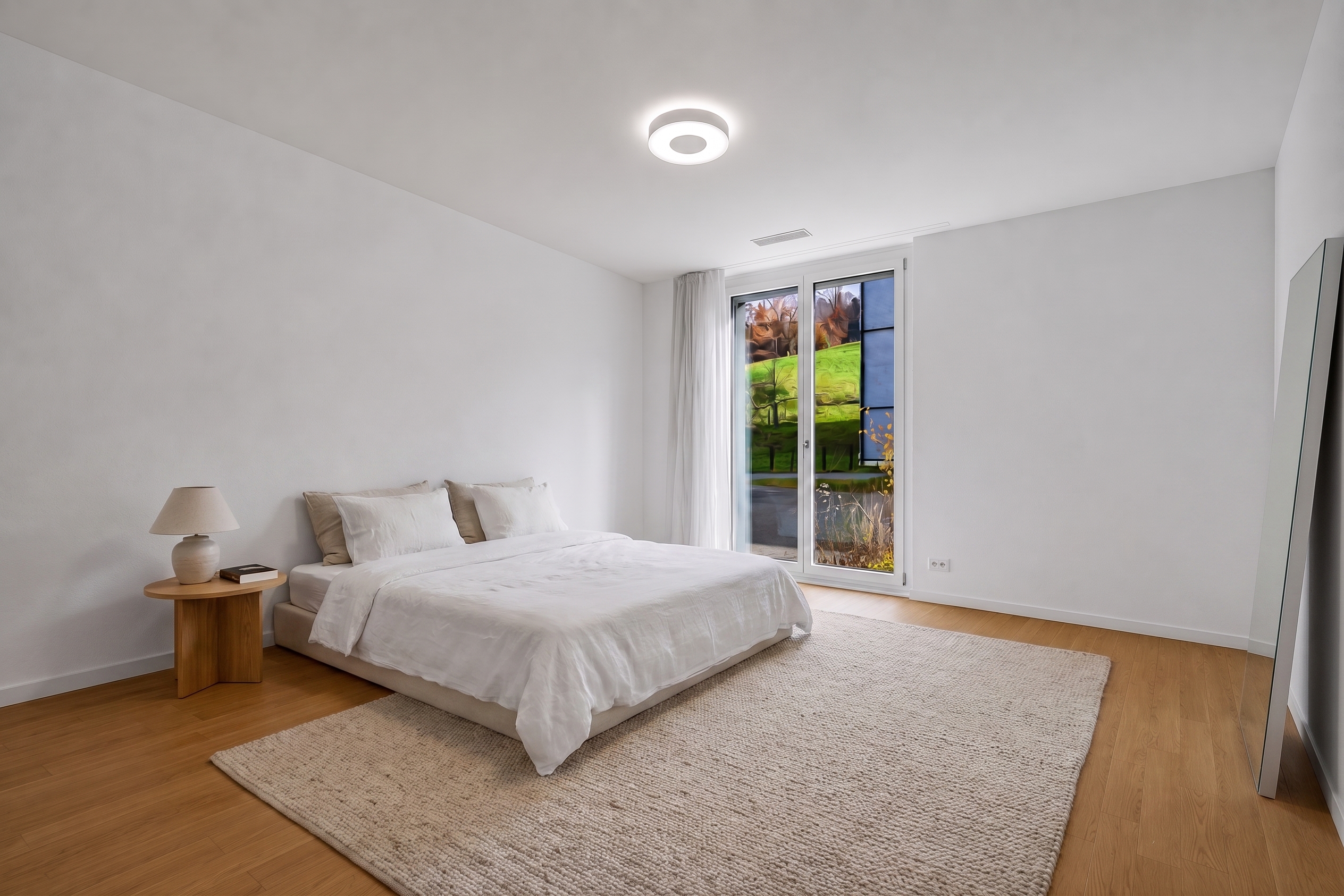Helles, minimalistisches Schlafzimmer
