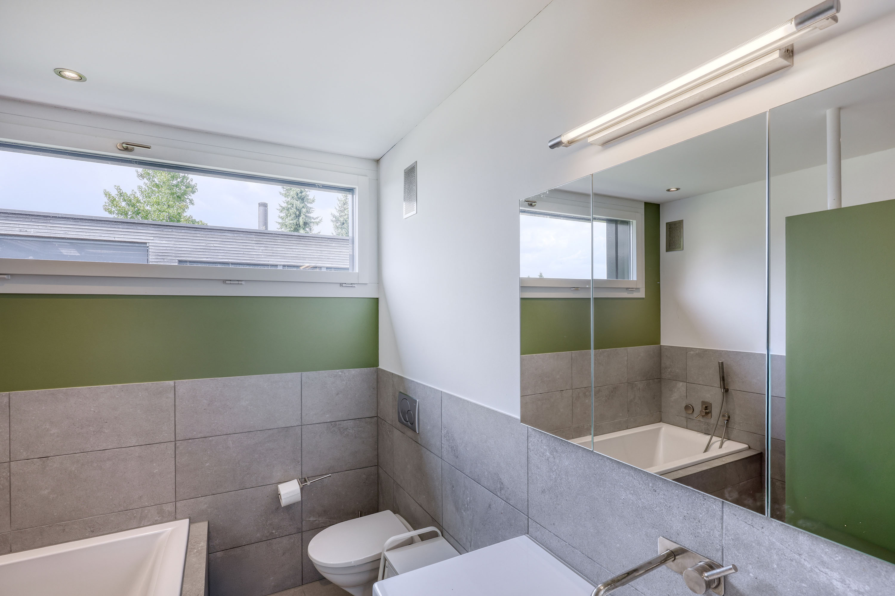Modernes Bad mit Badewanne und Spiegel