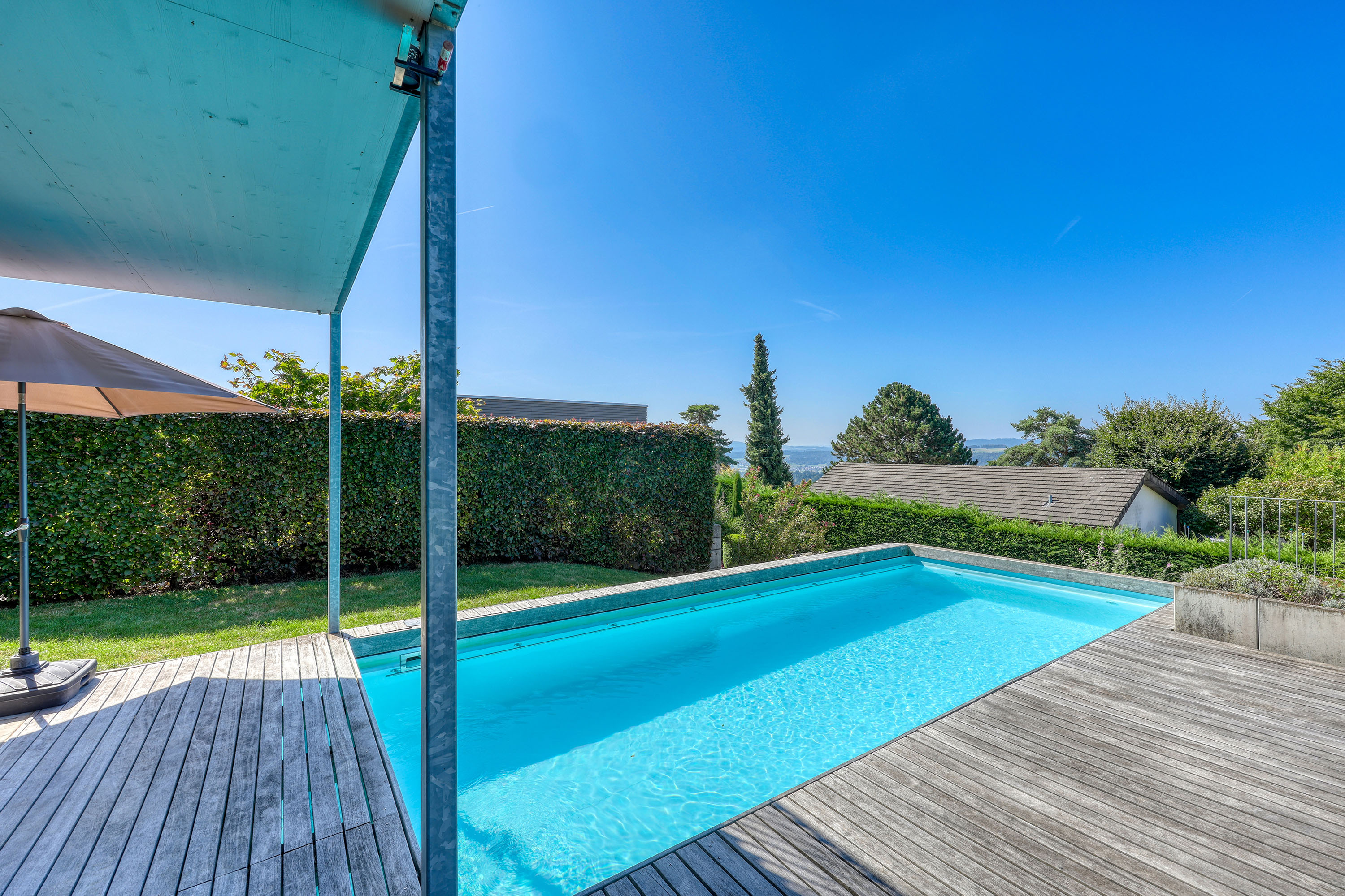 Poolbereich mit Terrasse und Garten