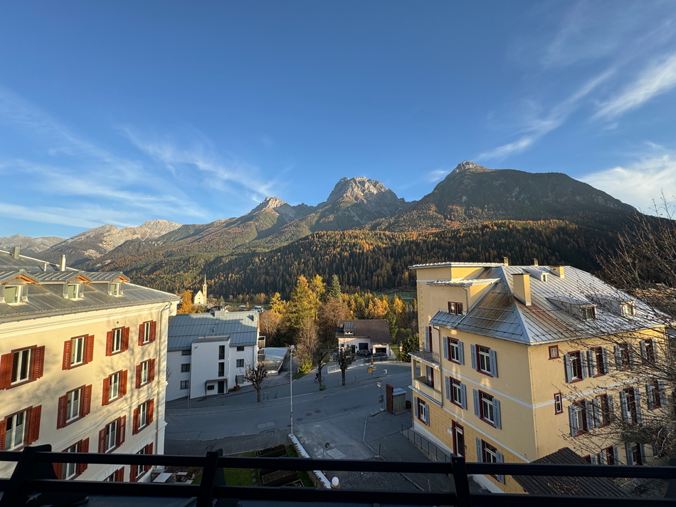 Bergblick über Wohnhäuser