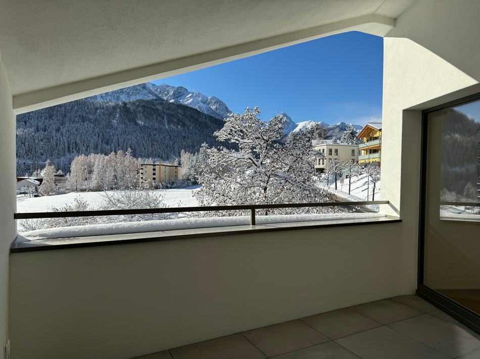 Balkon mit Winterbergblick
