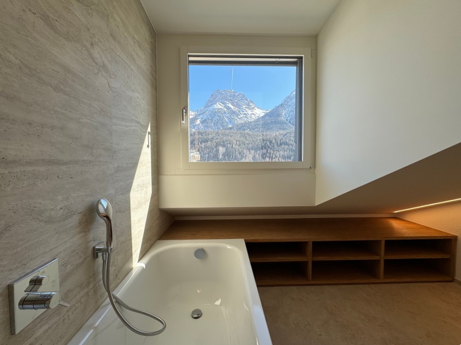 Modernes Badezimmer mit Badewanne und Bergblick