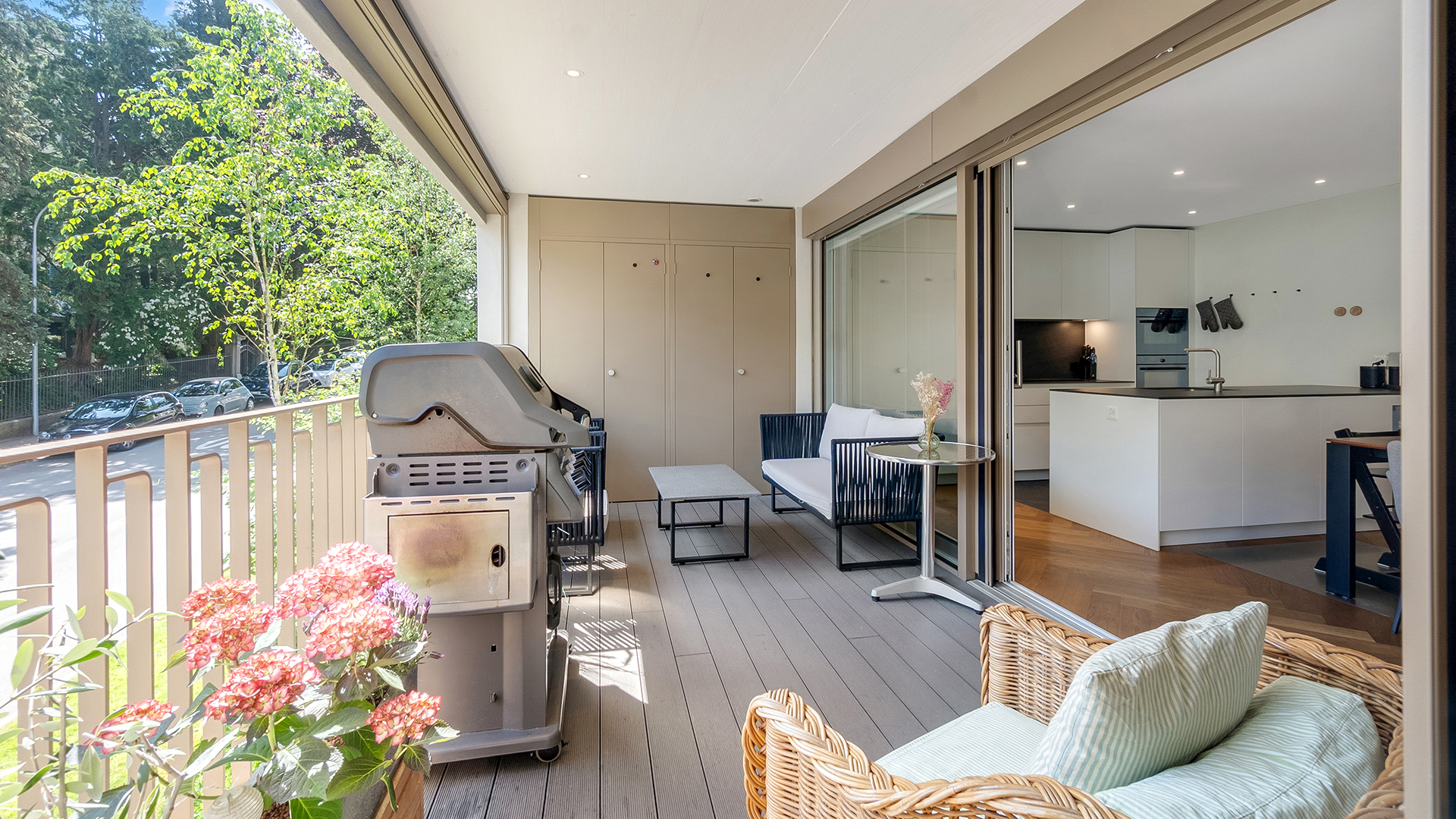 Überdachte Terrasse mit Innenhof- und Küchenblick