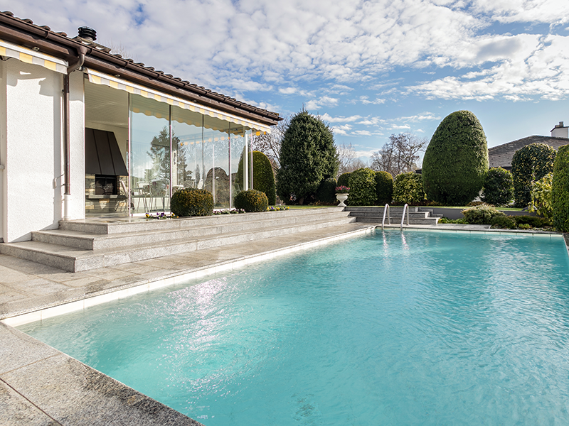 Poolbereich mit Terrassenanschluss