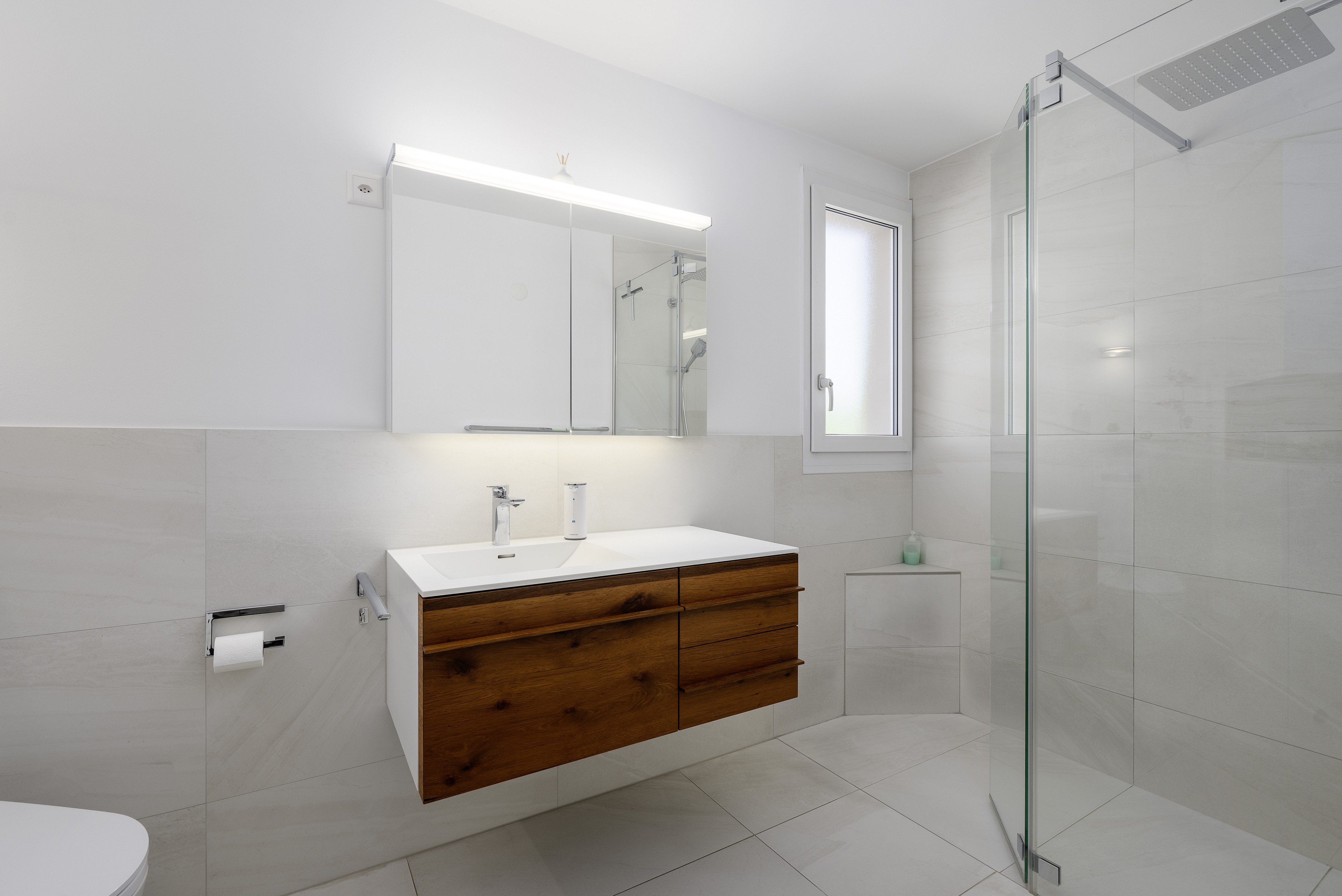 Modernes Badezimmer mit begehbarer Dusche und Waschtisch