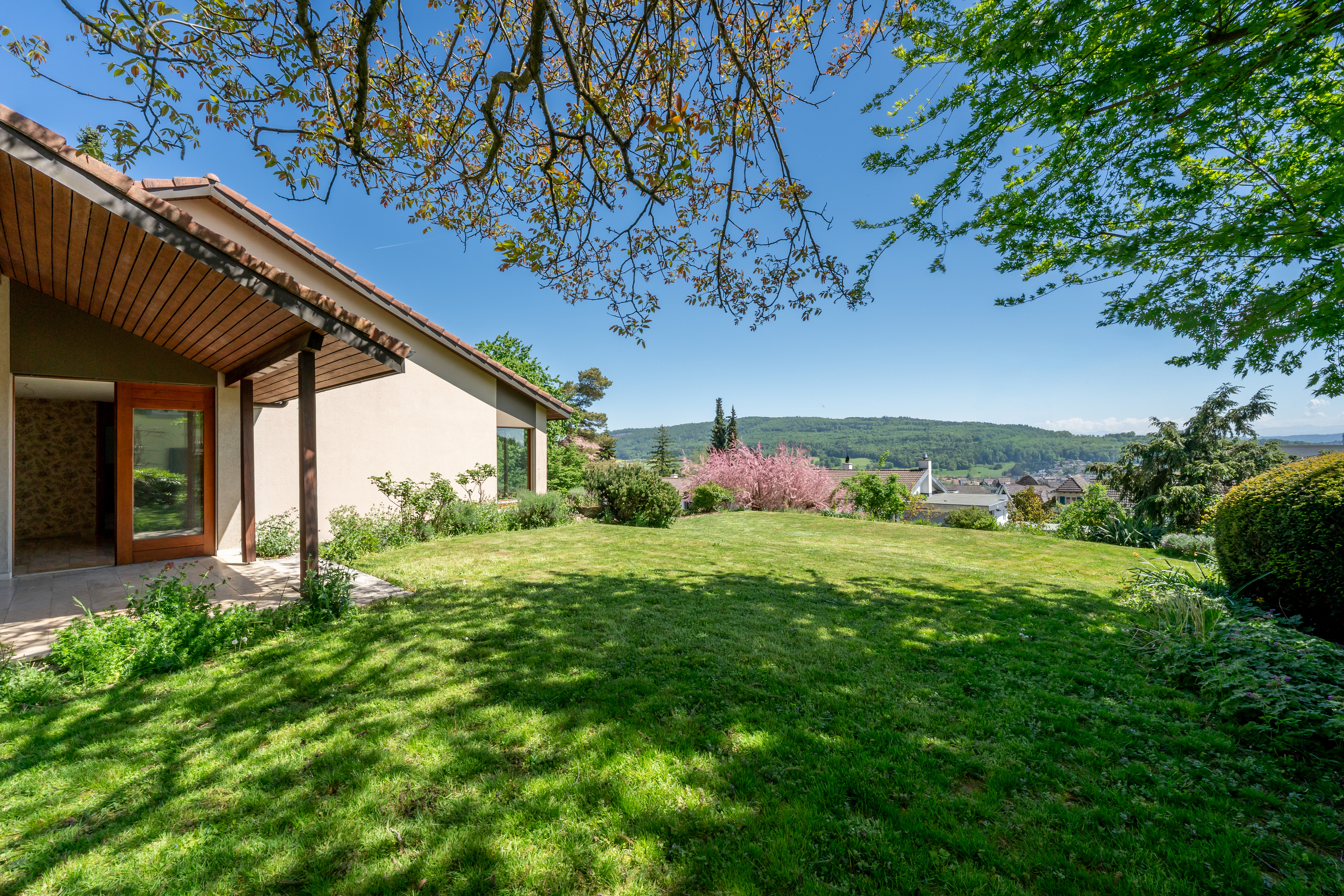 Garten mit Haus und Talblick