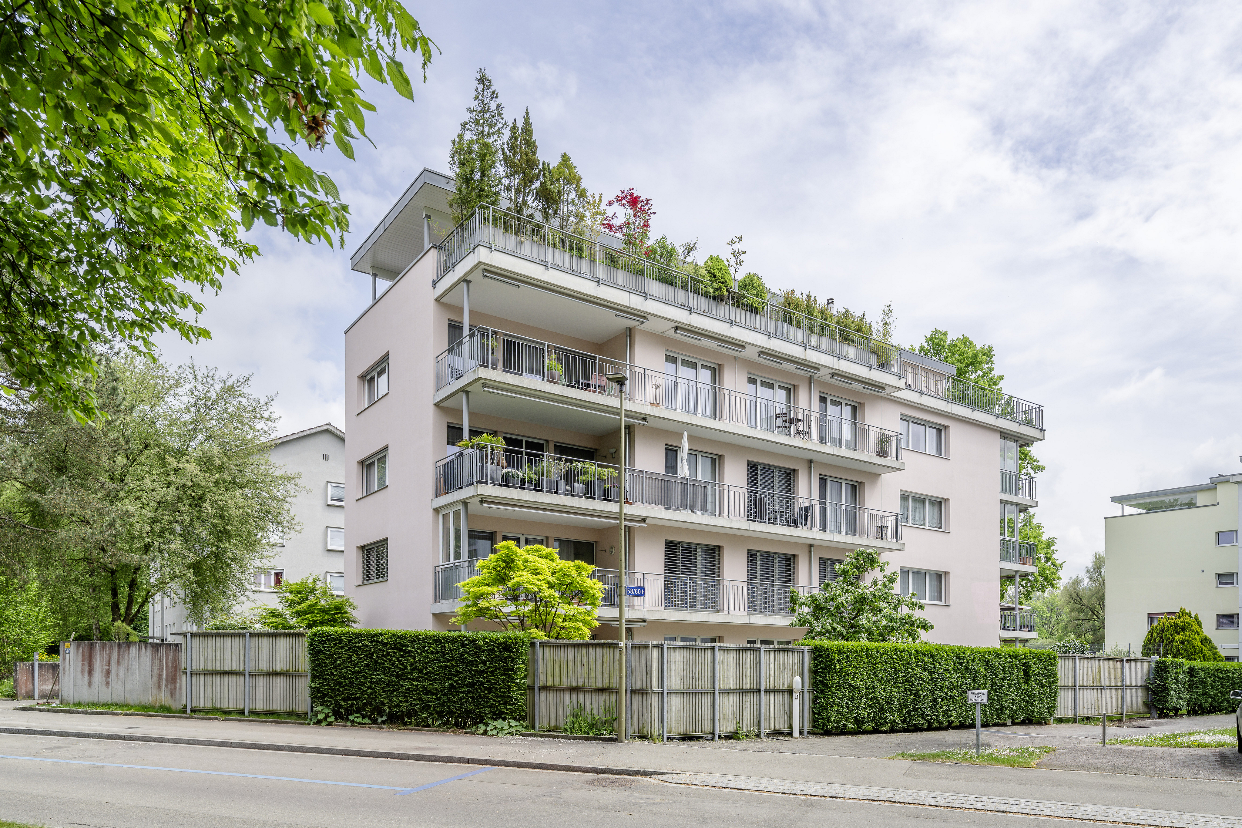 Mehrfamilienhaus mit begrüntem Dach und Balkonen