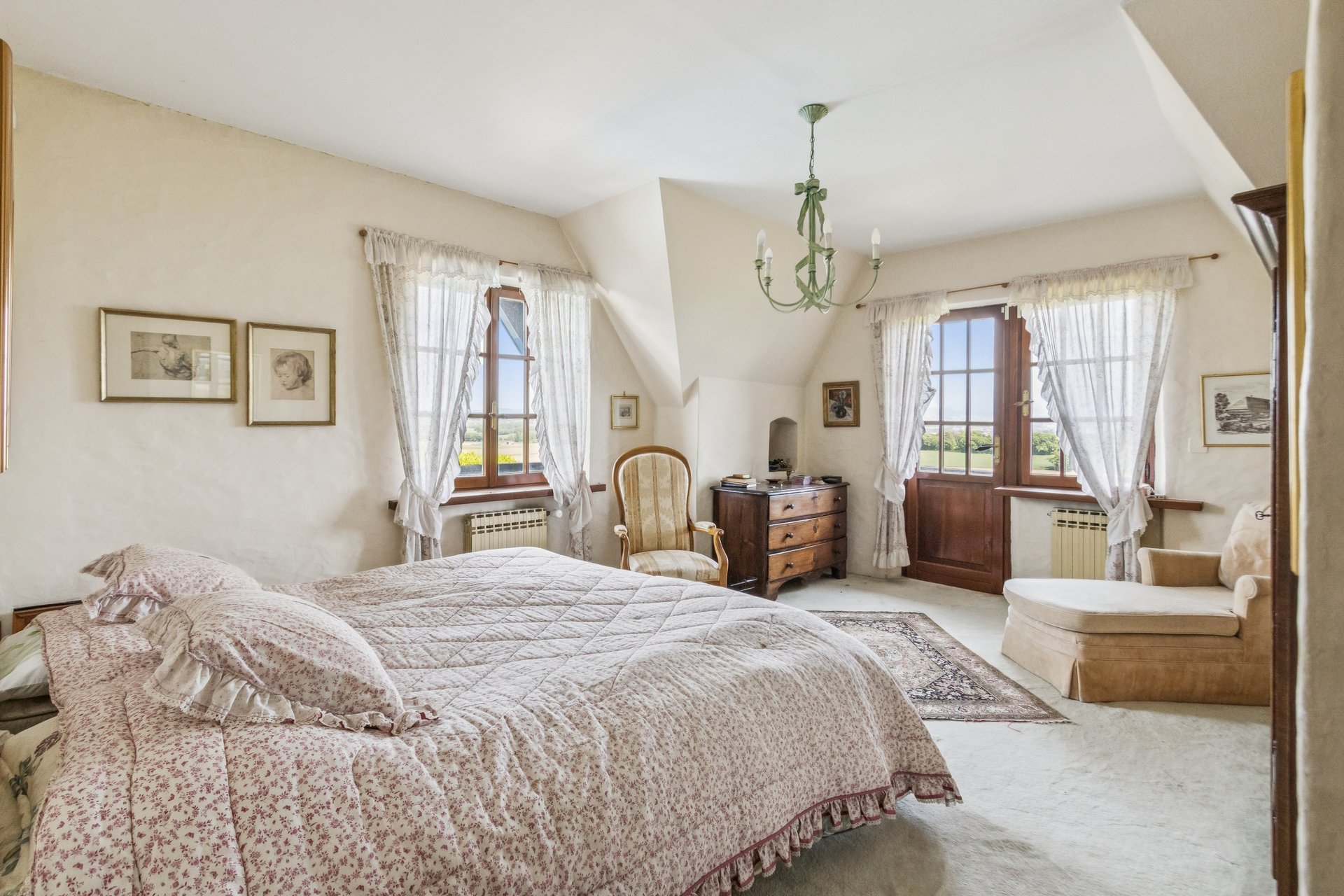 Helles Schlafzimmer im Landhausstil