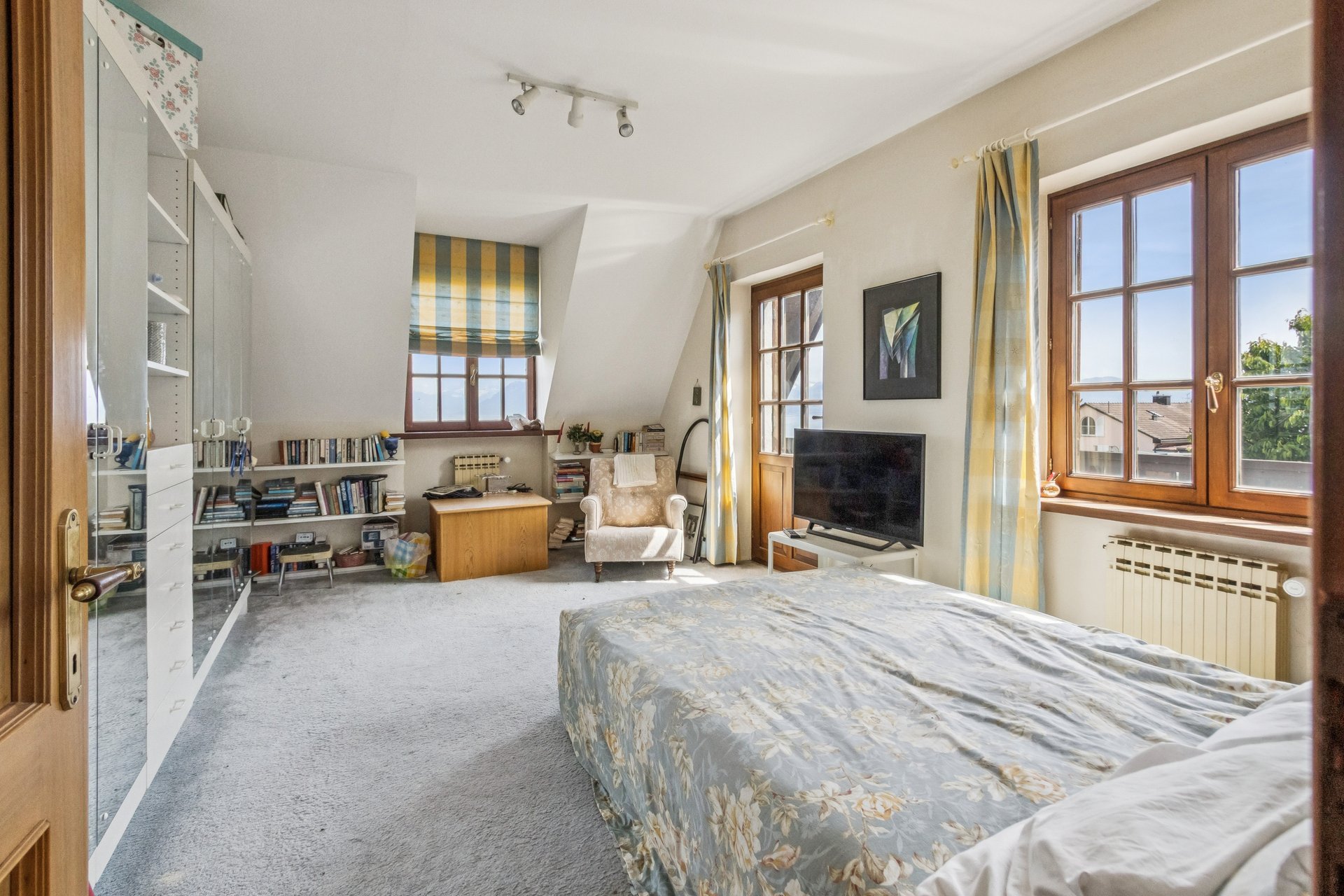 Helles Dachgeschoss-Schlafzimmer mit Blick ins Grüne