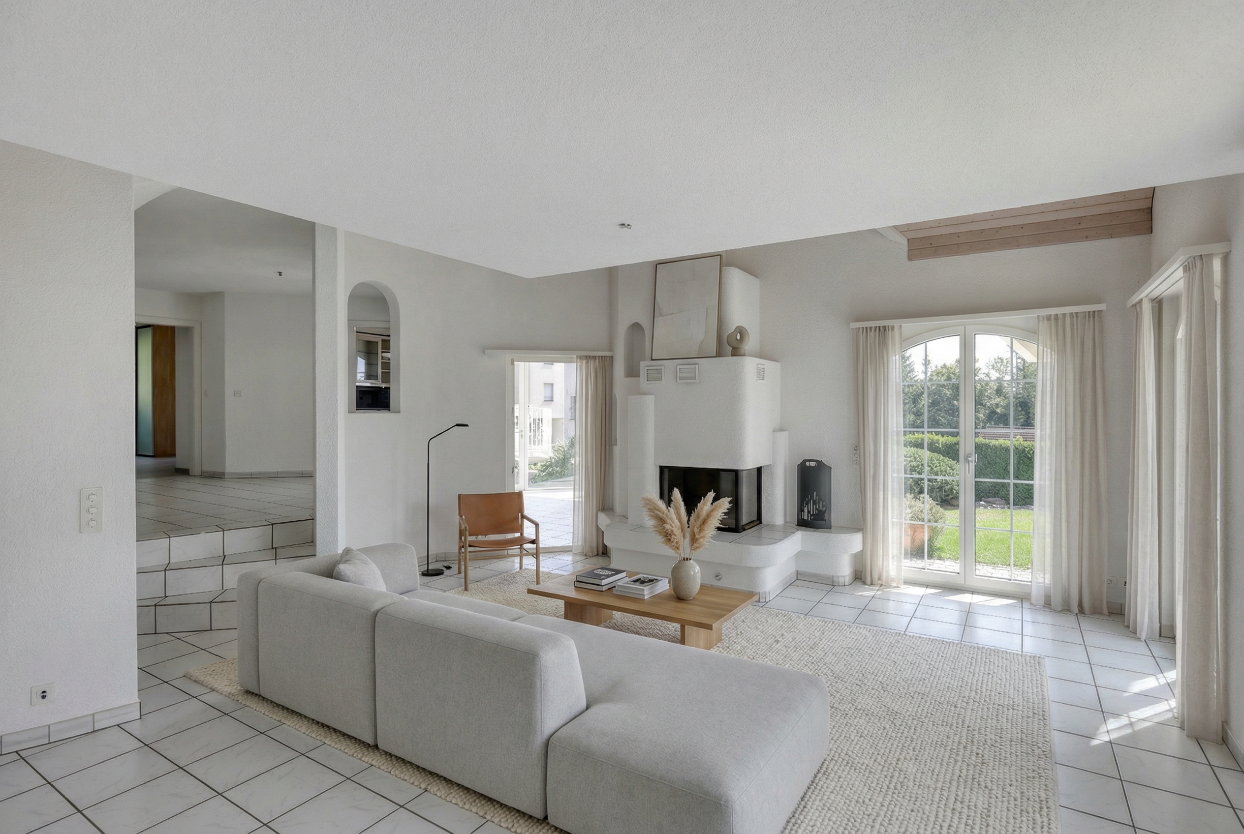 Helles Wohnzimmer mit Kamin und Gartenblick