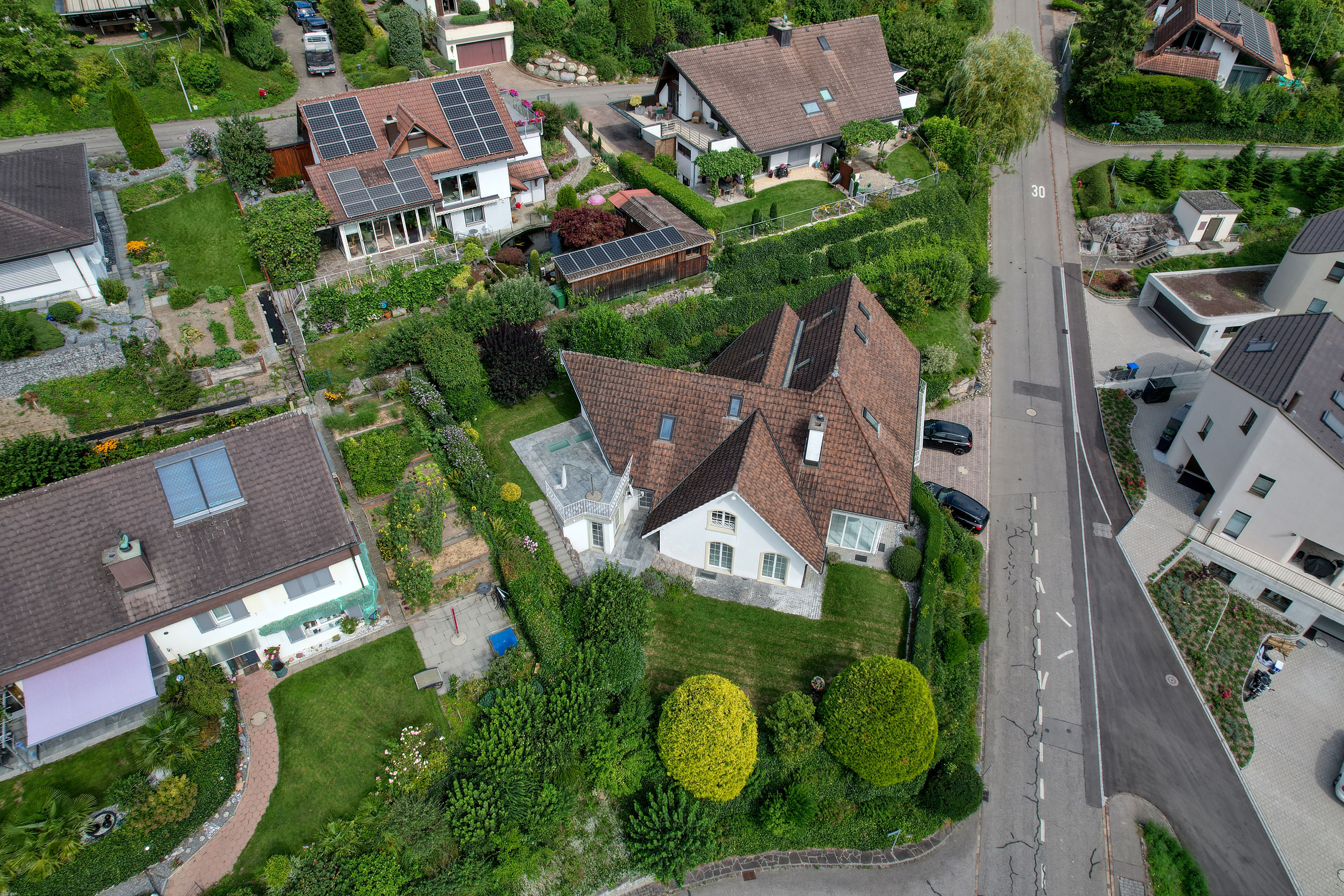Drohnenaufnahme eines Wohnviertels mit Häusern und Gärten