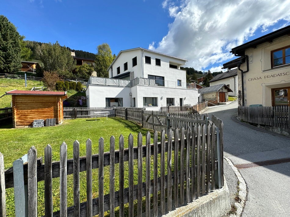 Außenansicht eines modernen Hauses mit Garten