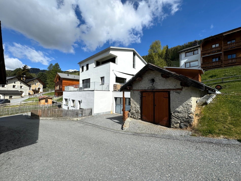 Alpines Dorfhaus mit moderner Hauptfassade