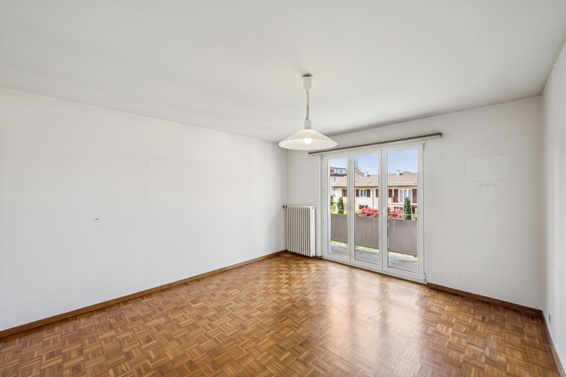 Leerer Wohnraum mit Balkonblick
