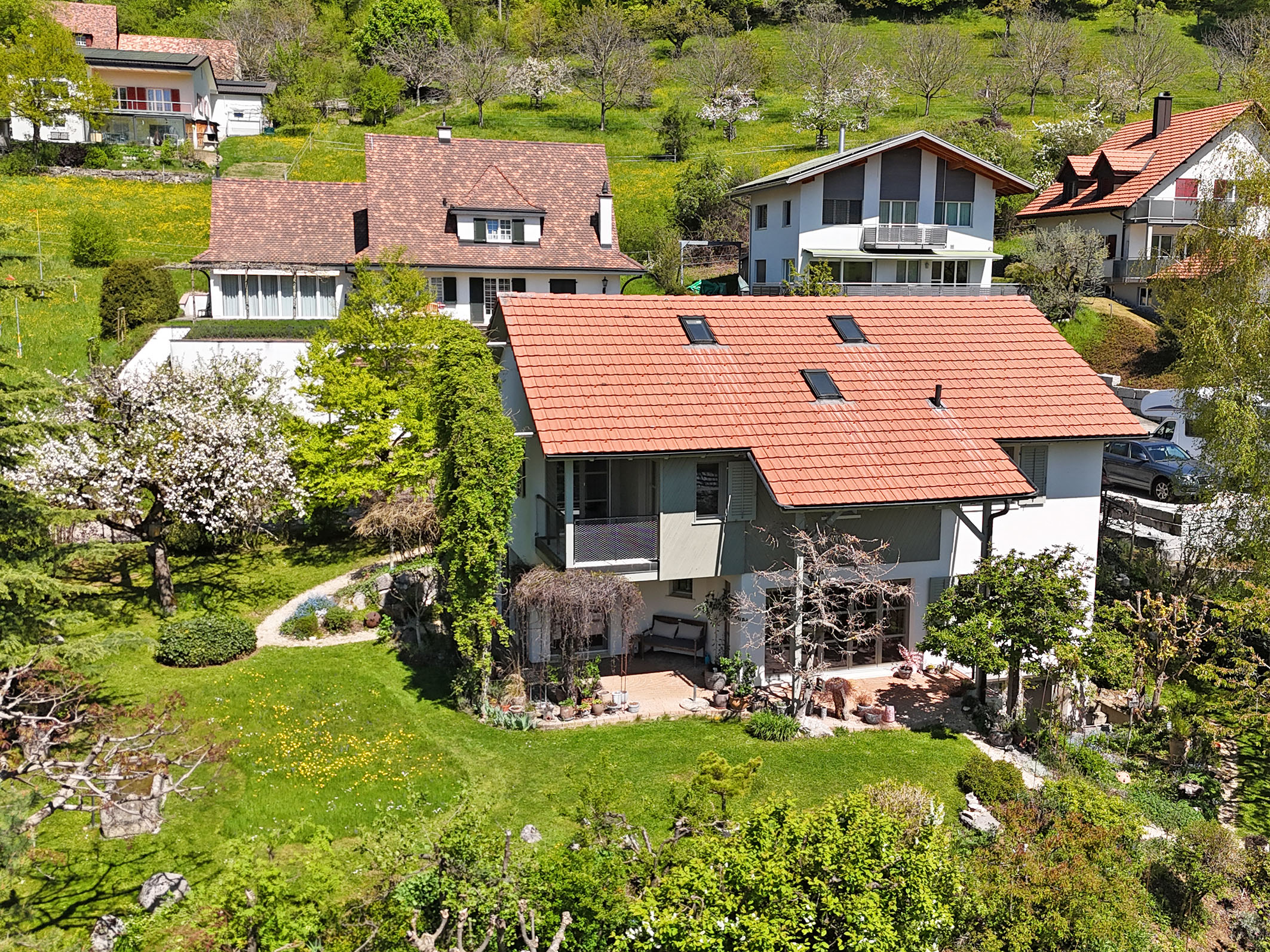 Luftaufnahme eines Wohngebiets mit Einfamilienhäusern und Garten