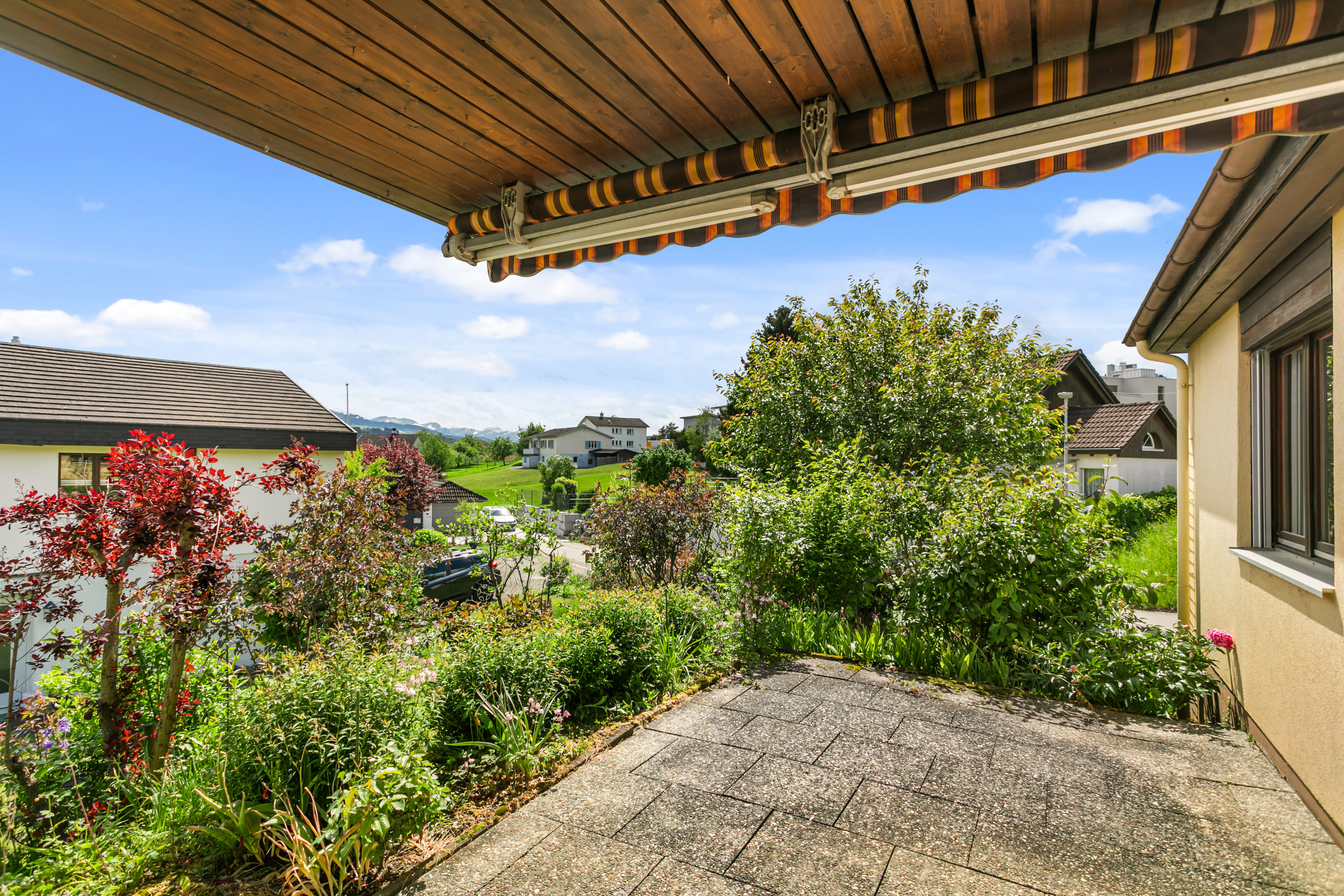 Überdachte Terrasse mit Gartenblick