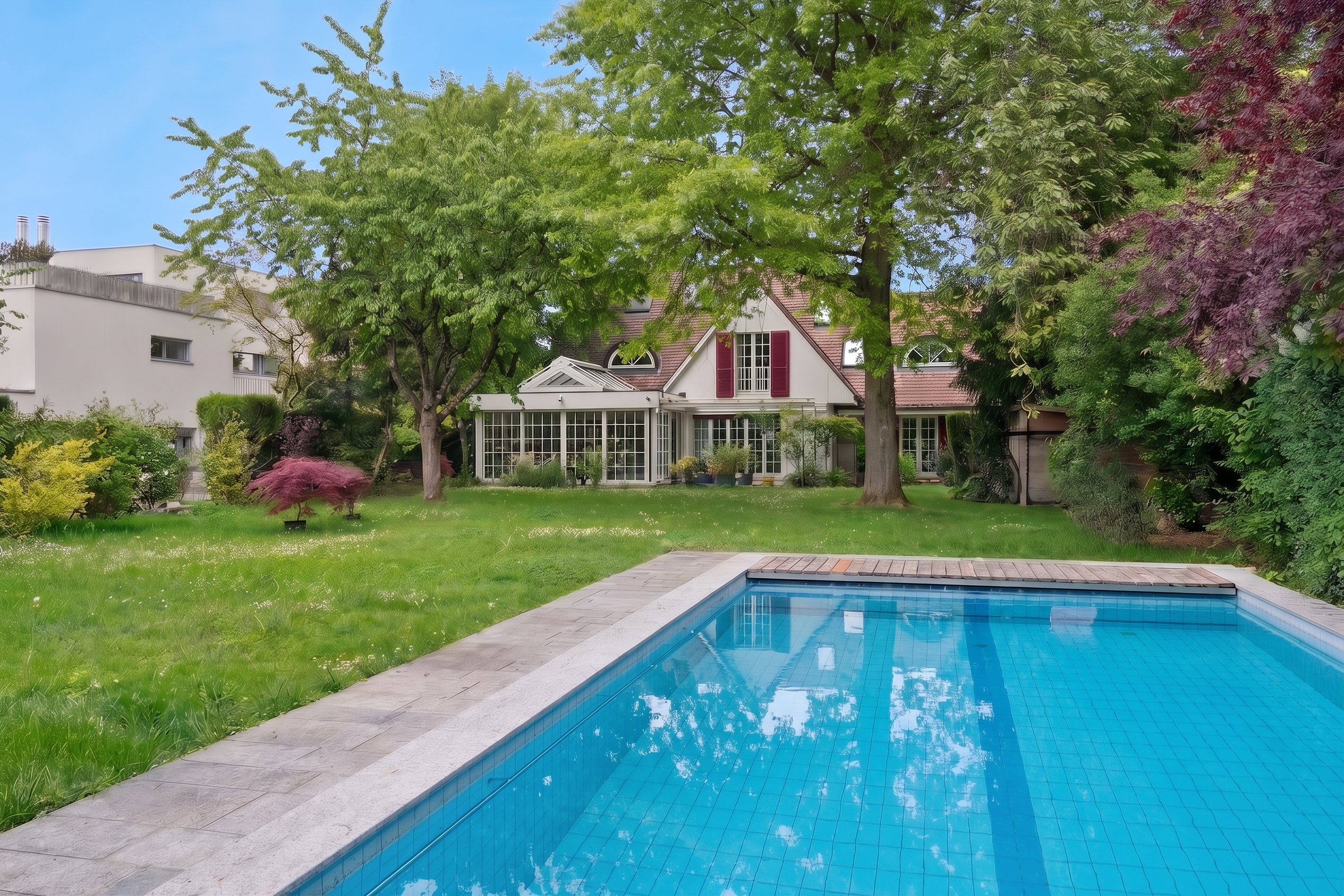Garten mit Pool vor Einfamilienhaus