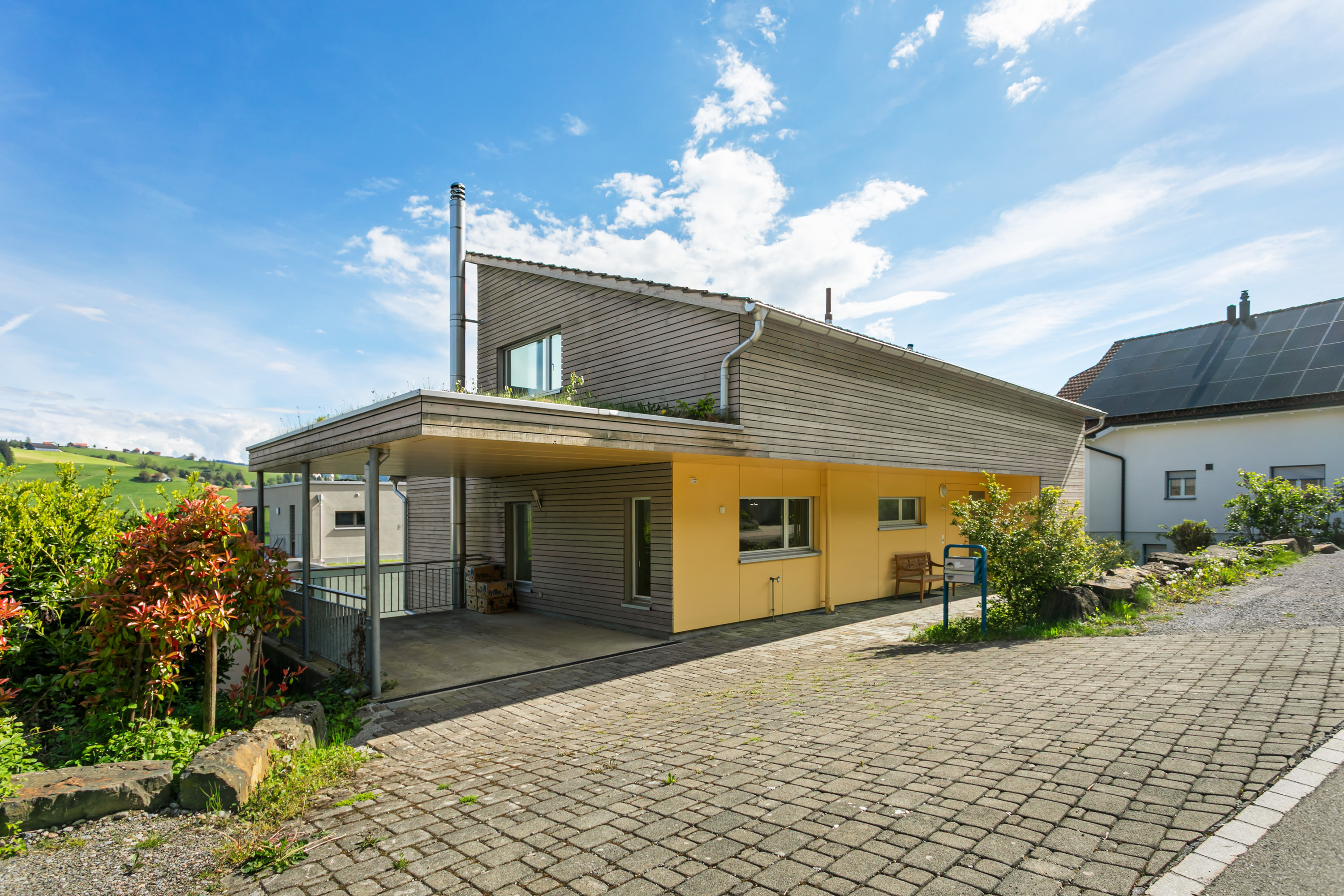 Modernes Haus mit Holzfassade und Flachdach