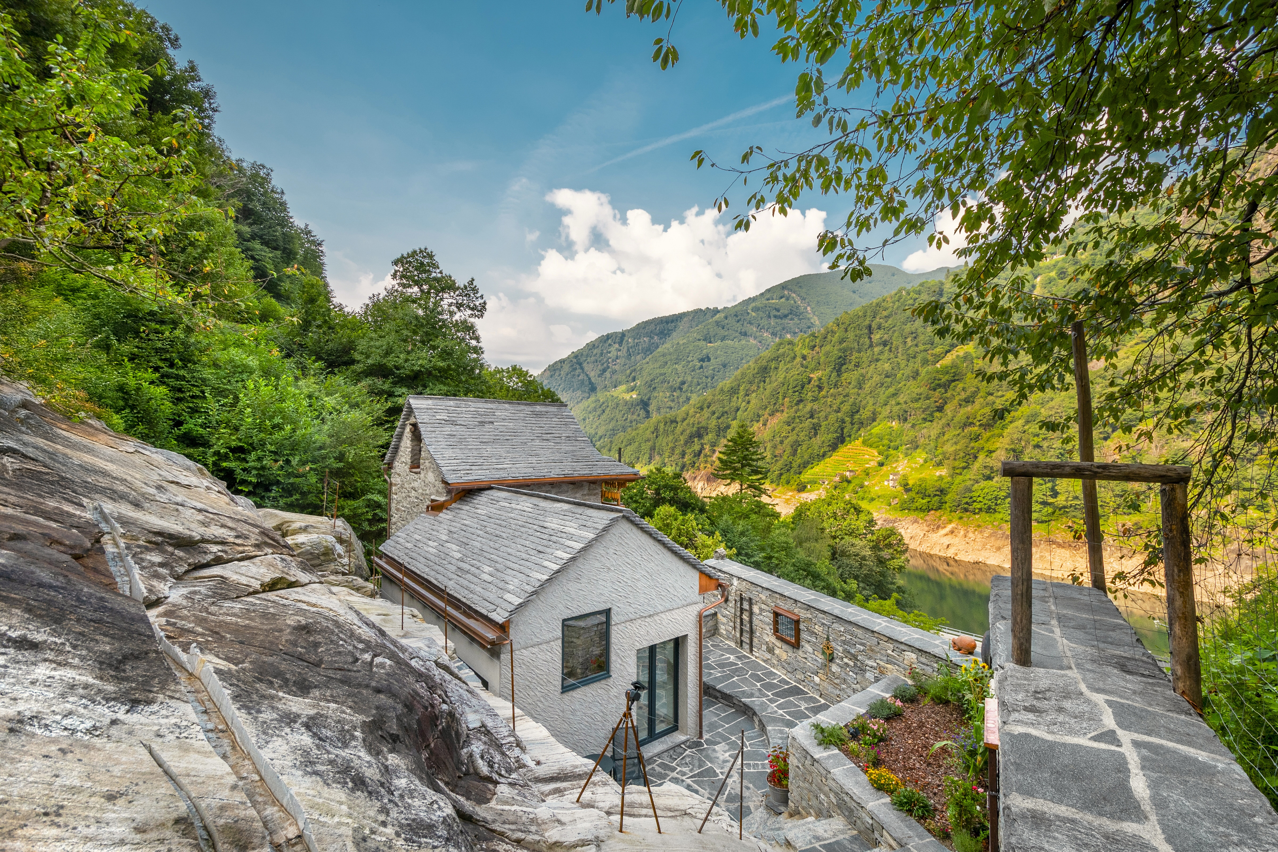 Berghaus mit Talblick