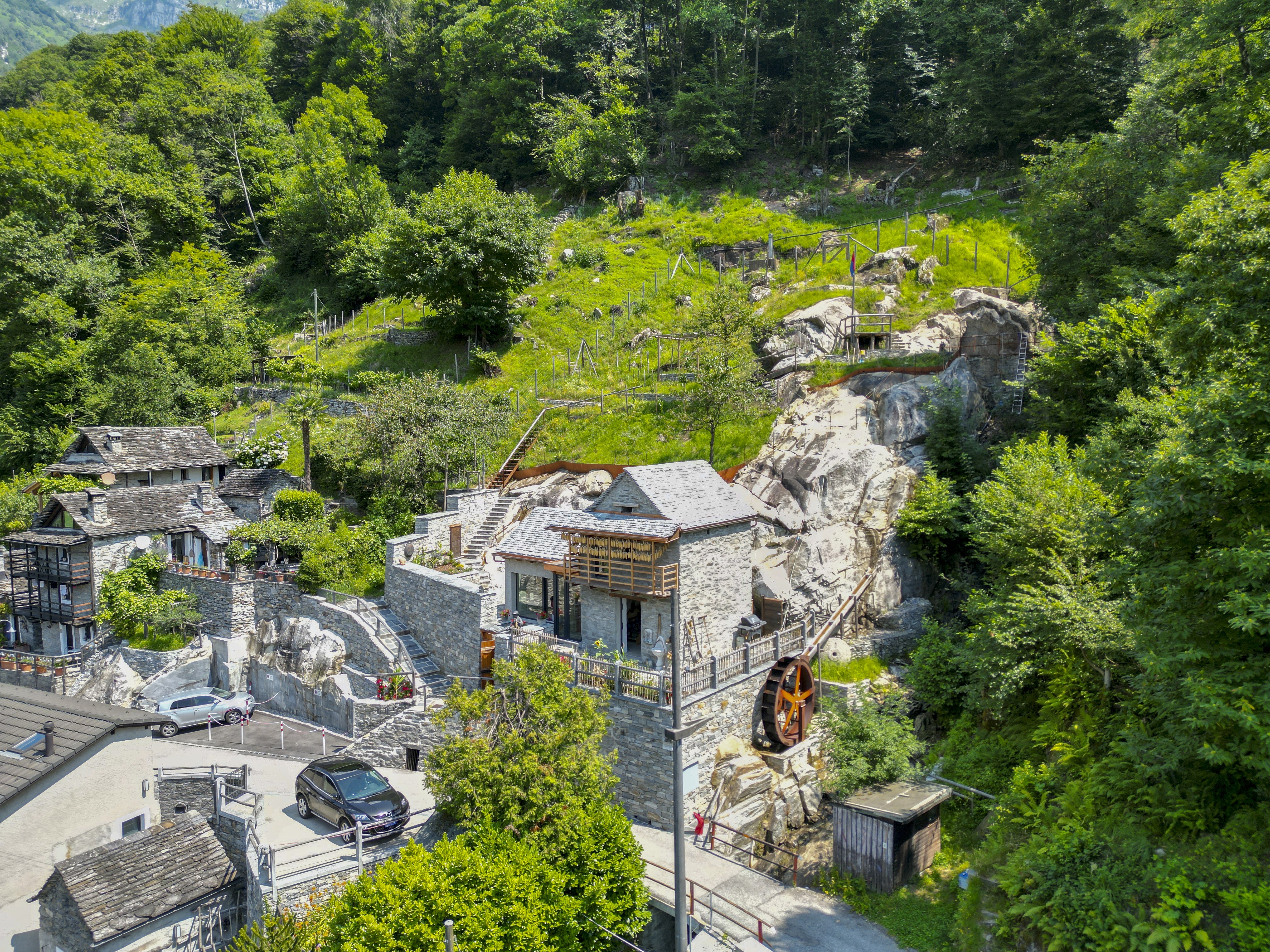 Bergsiedlung mit in den Hang integrierten Steinhäusern
