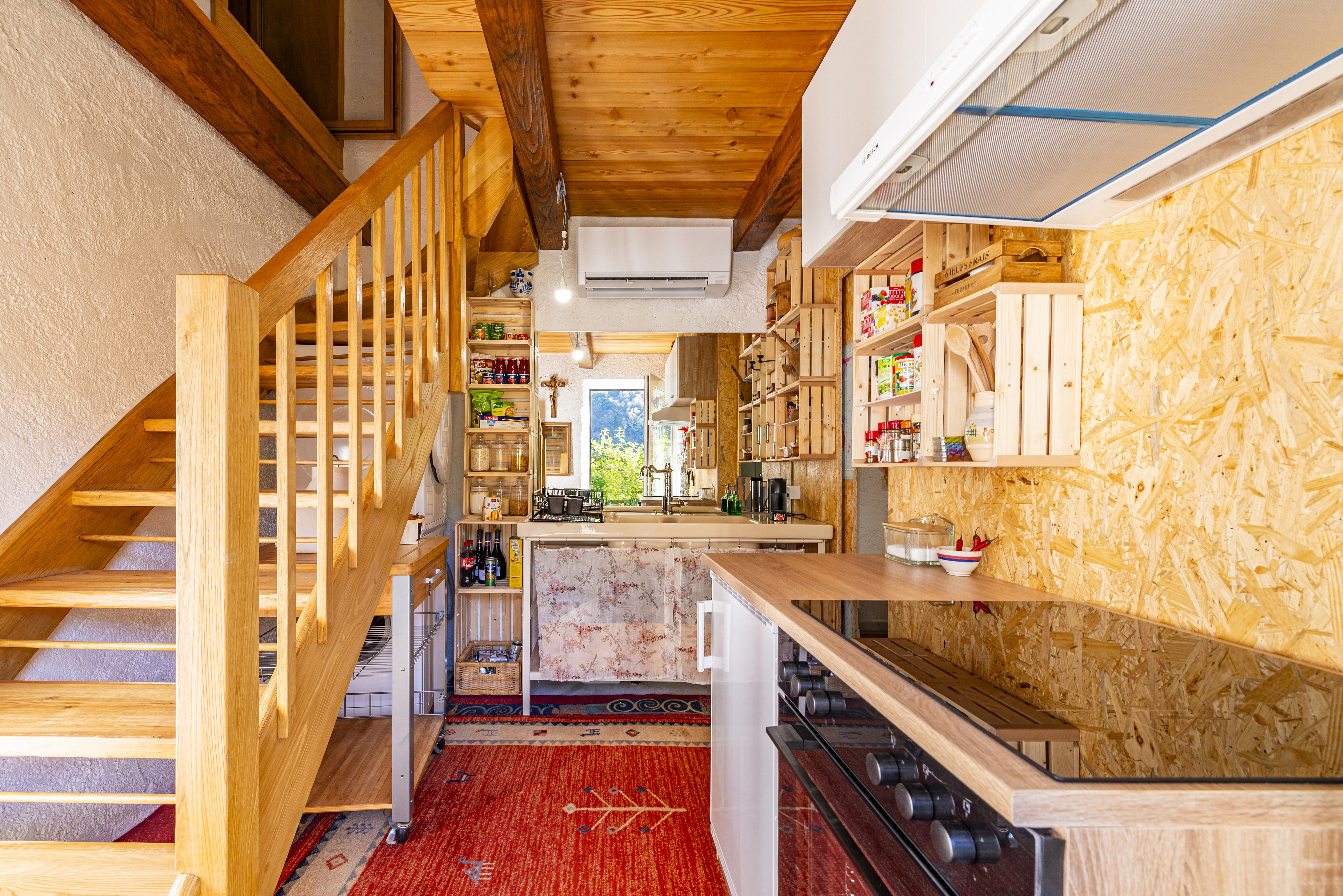Gemütliche Küche mit Holztreppe und viel Stauraum