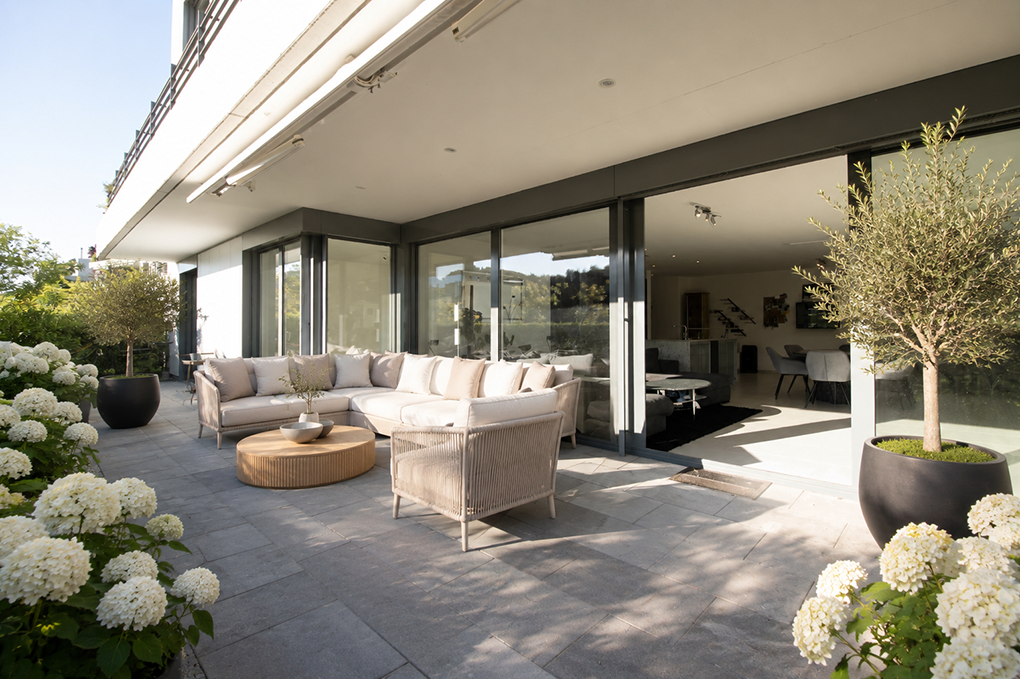 Moderne Terrasse mit Lounge-Bereich