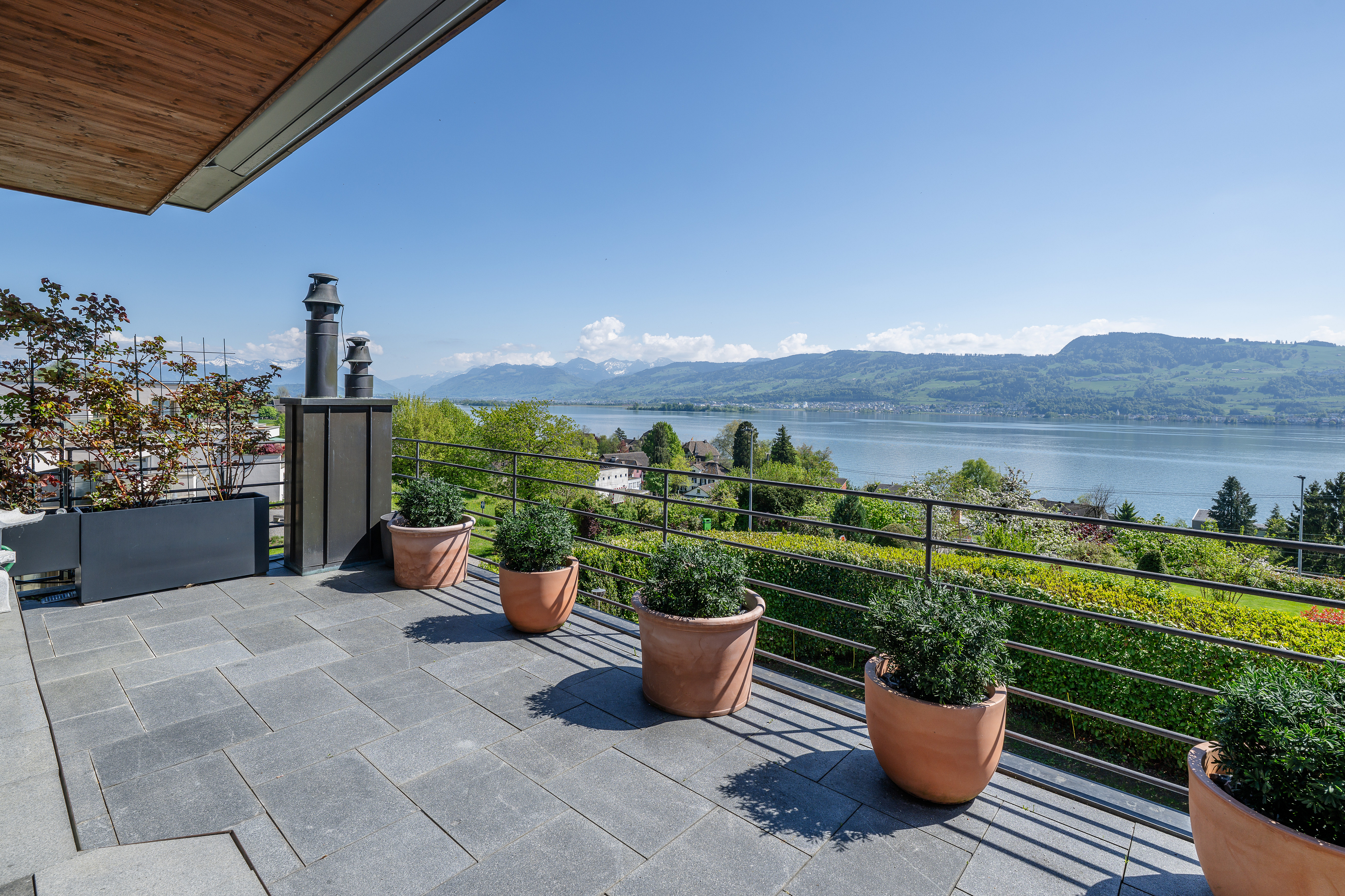 Terrasse mit Seeblick und Bergpanorama