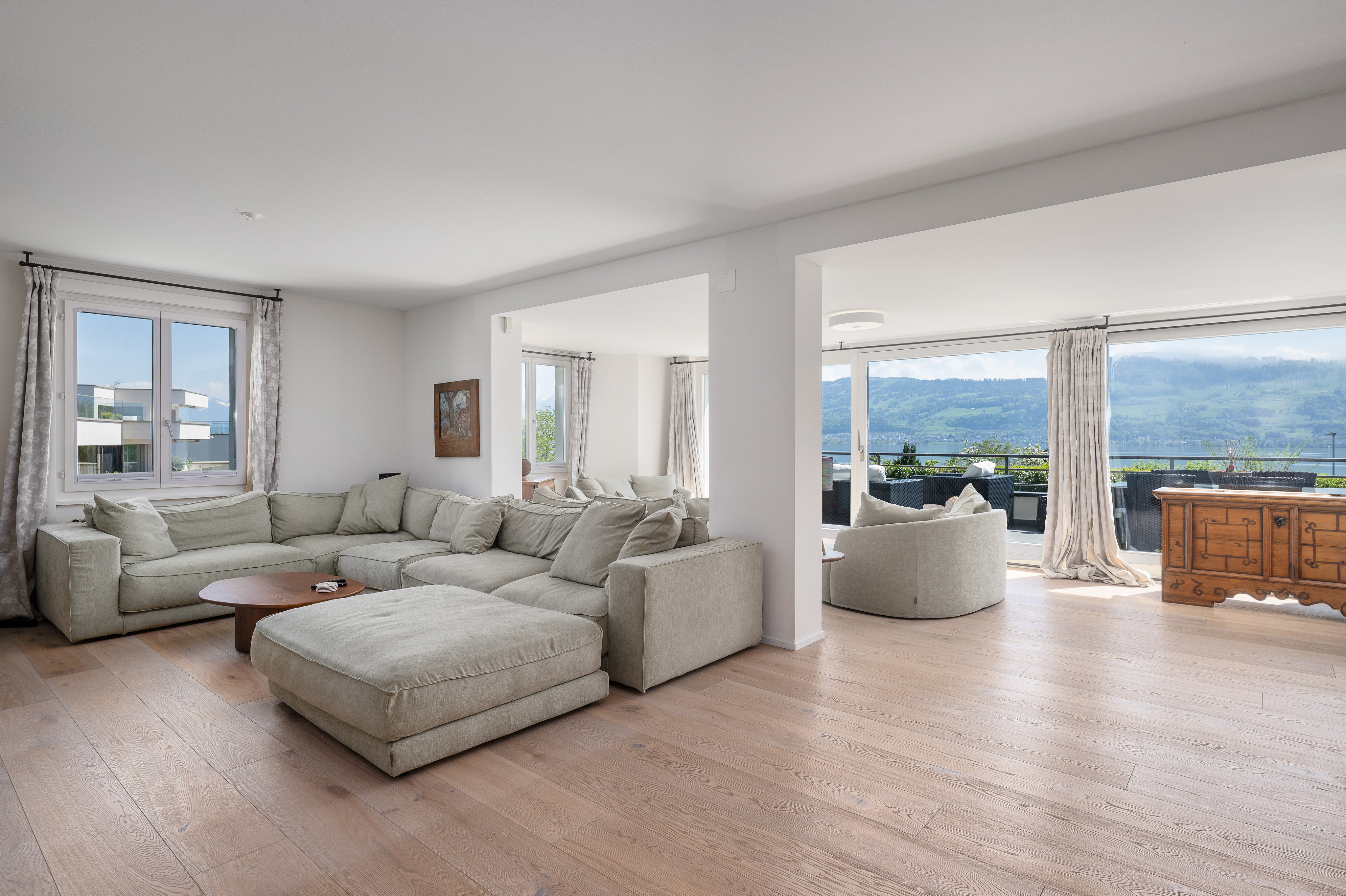 Großzügiges Wohnzimmer mit Panoramablick