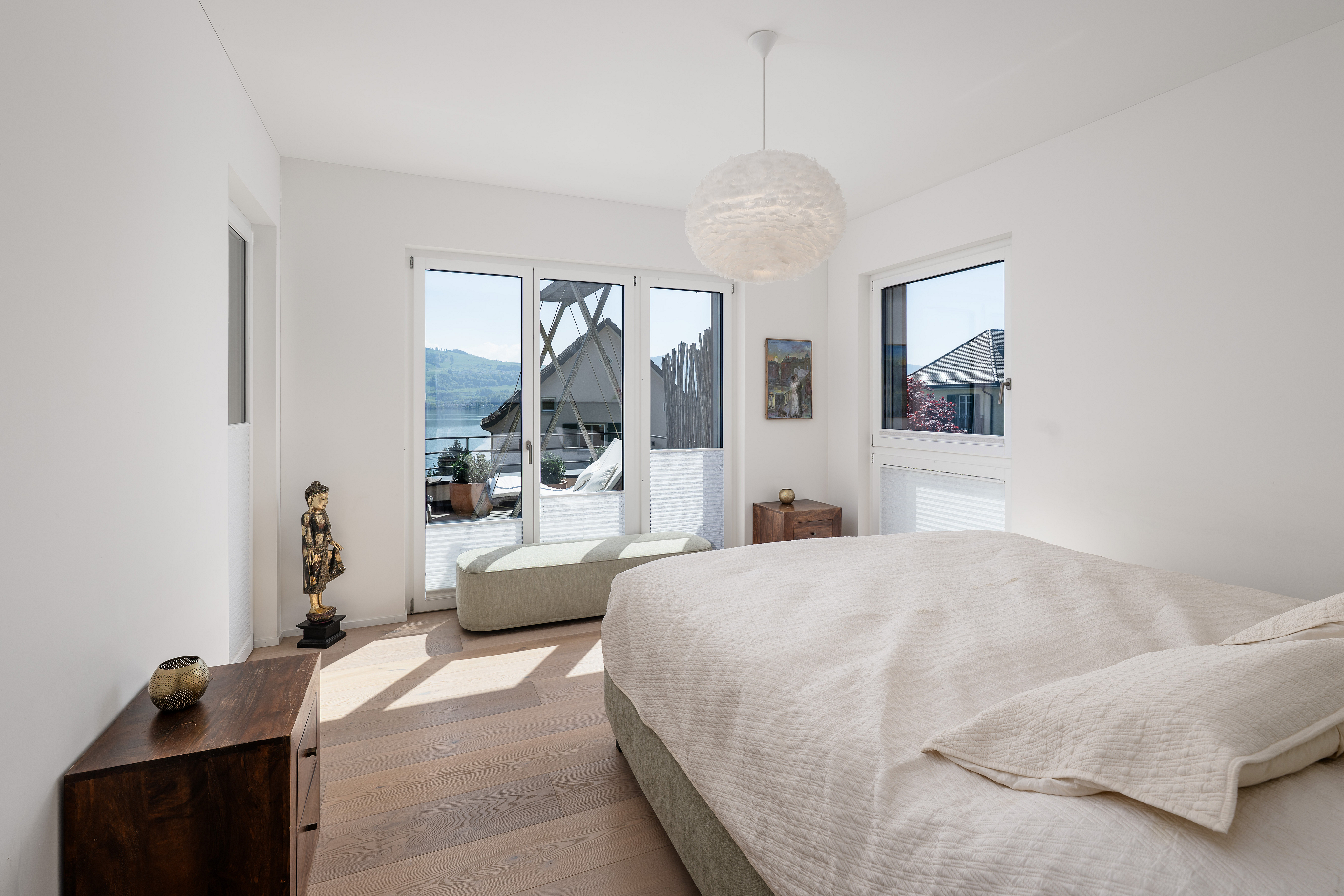 Helles Schlafzimmer mit Seeblick