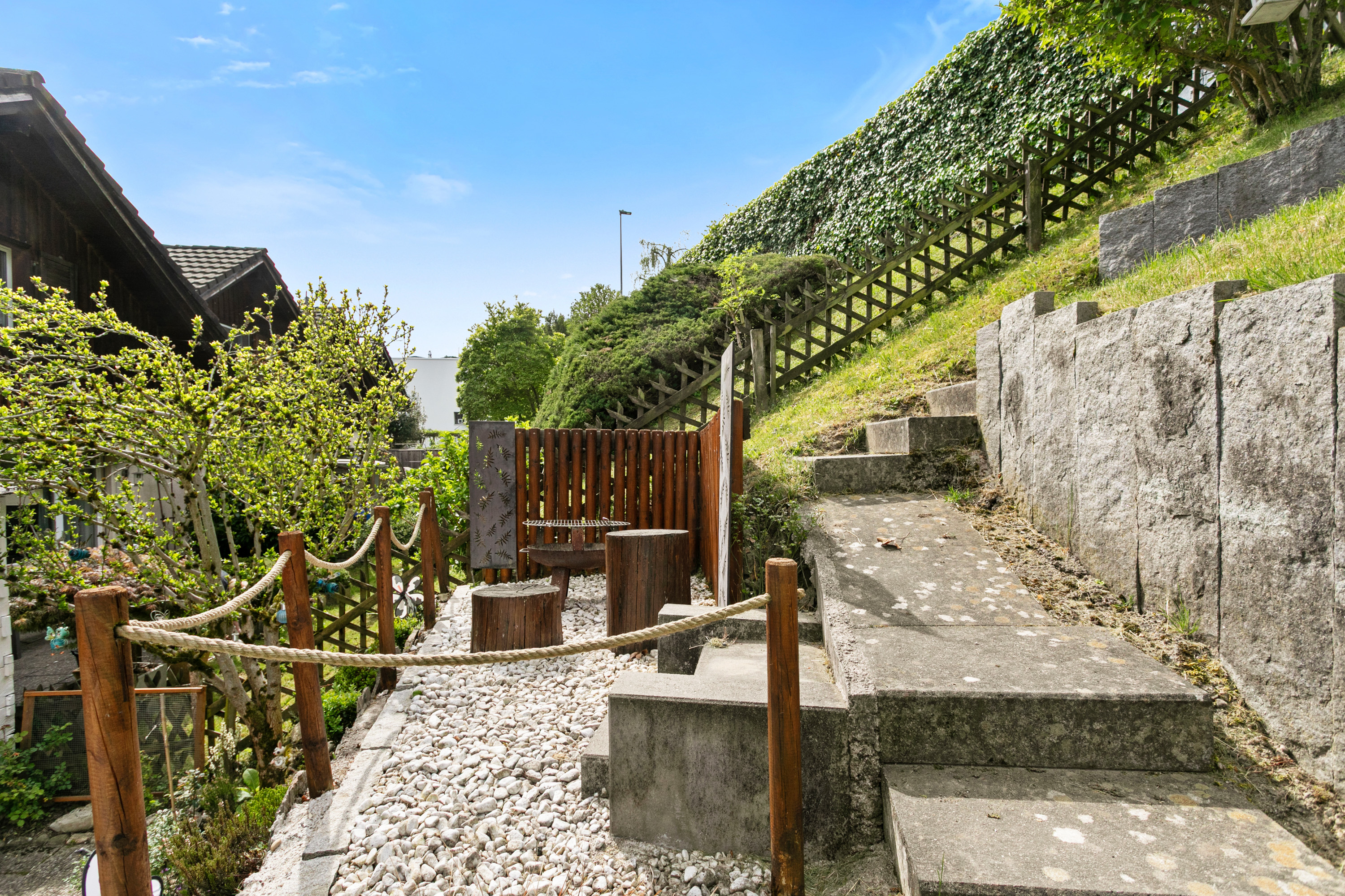 Außenterrasse mit Hangweg und Gartenanlage
