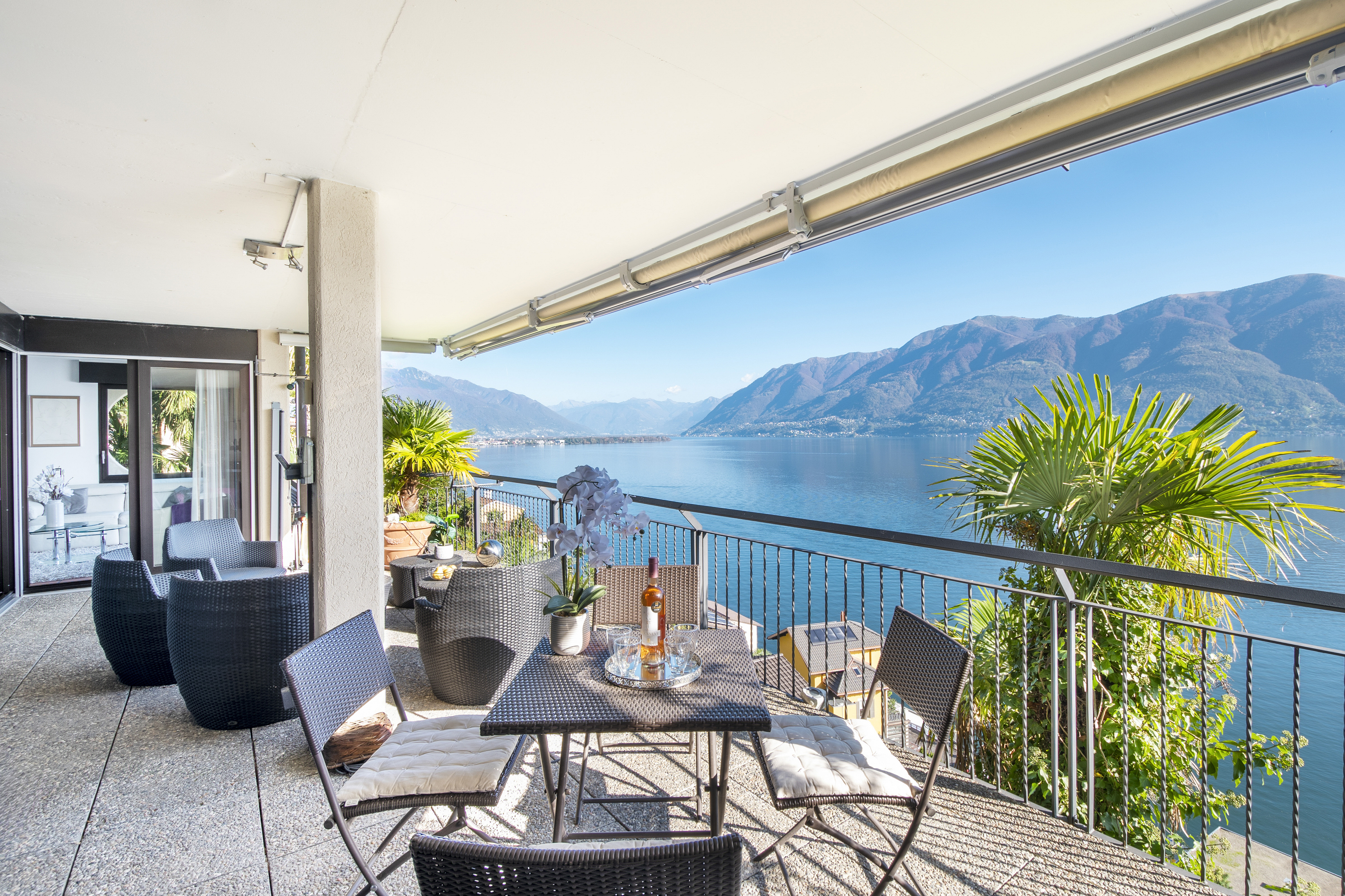Seeblick-Terrasse mit Bergpanorama