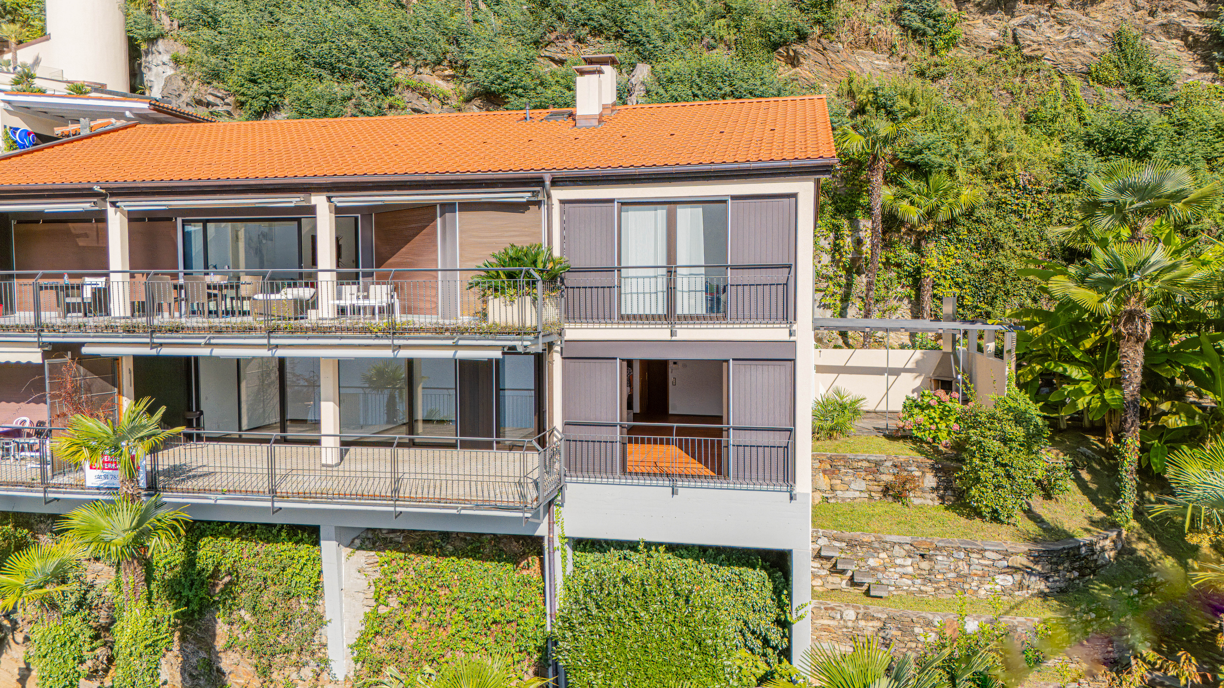 Mehrfamilienhaus mit Terrassen und terrakottafarbenem Ziegeldach
