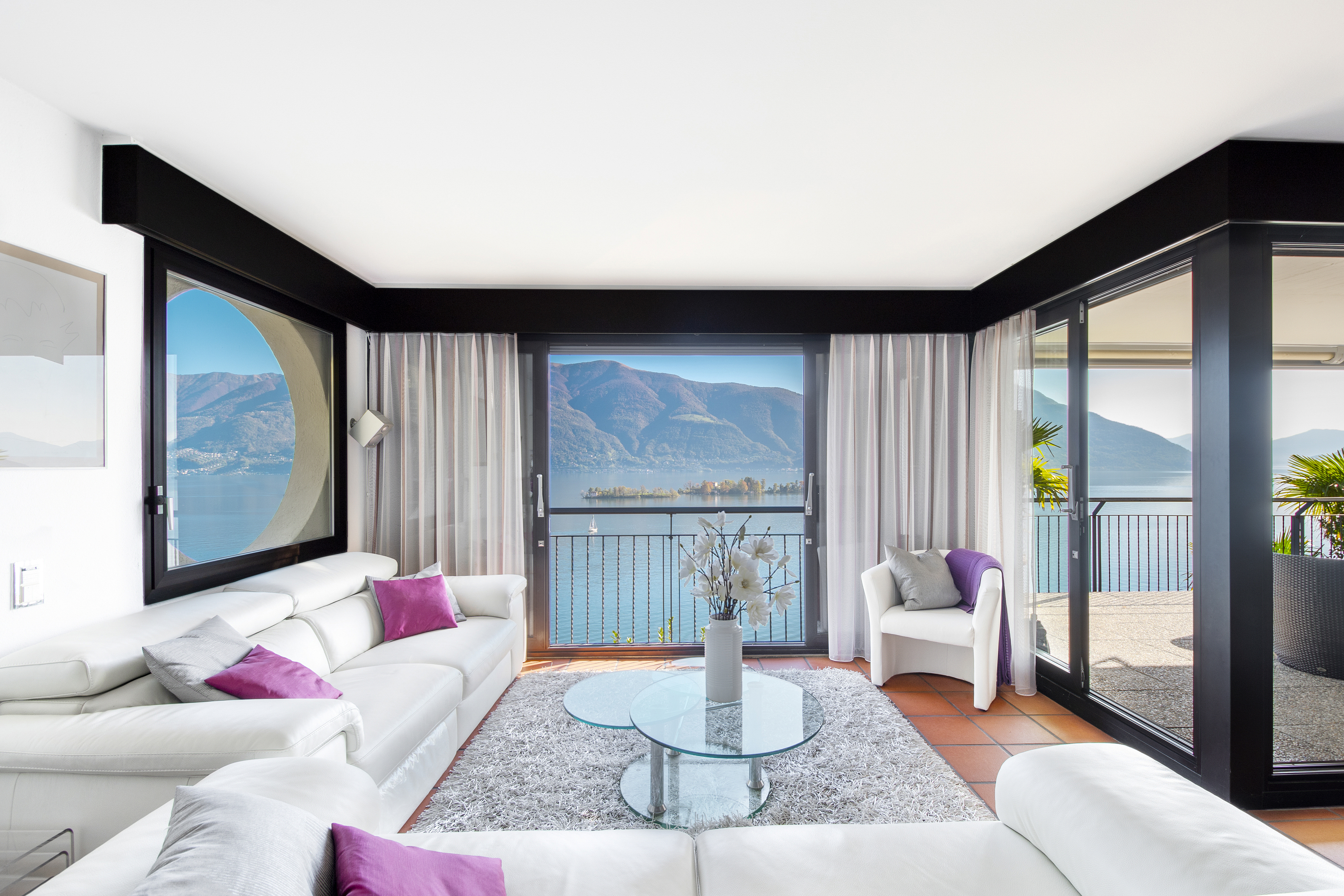Wohnzimmer mit Seeblick