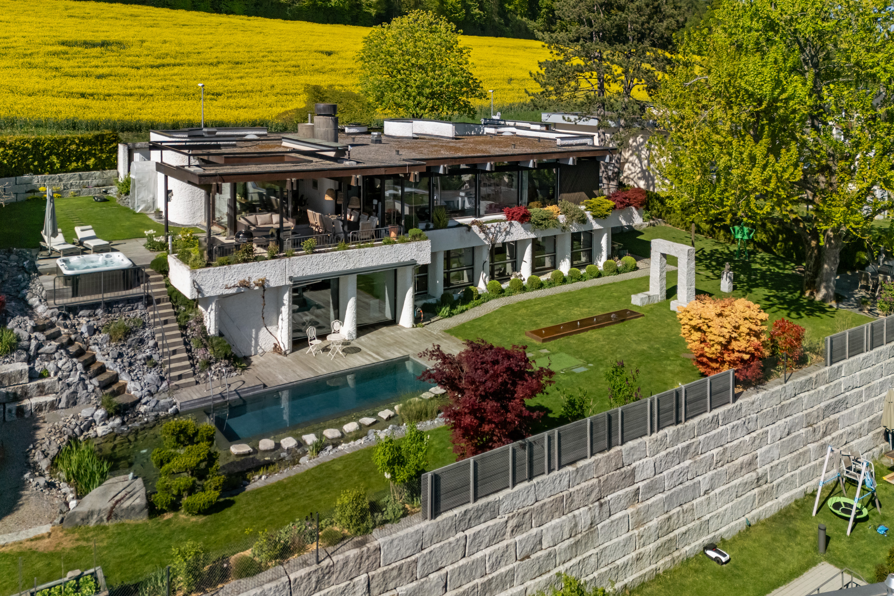 Modernes Einfamilienhaus mit großzügigem Garten und Pool