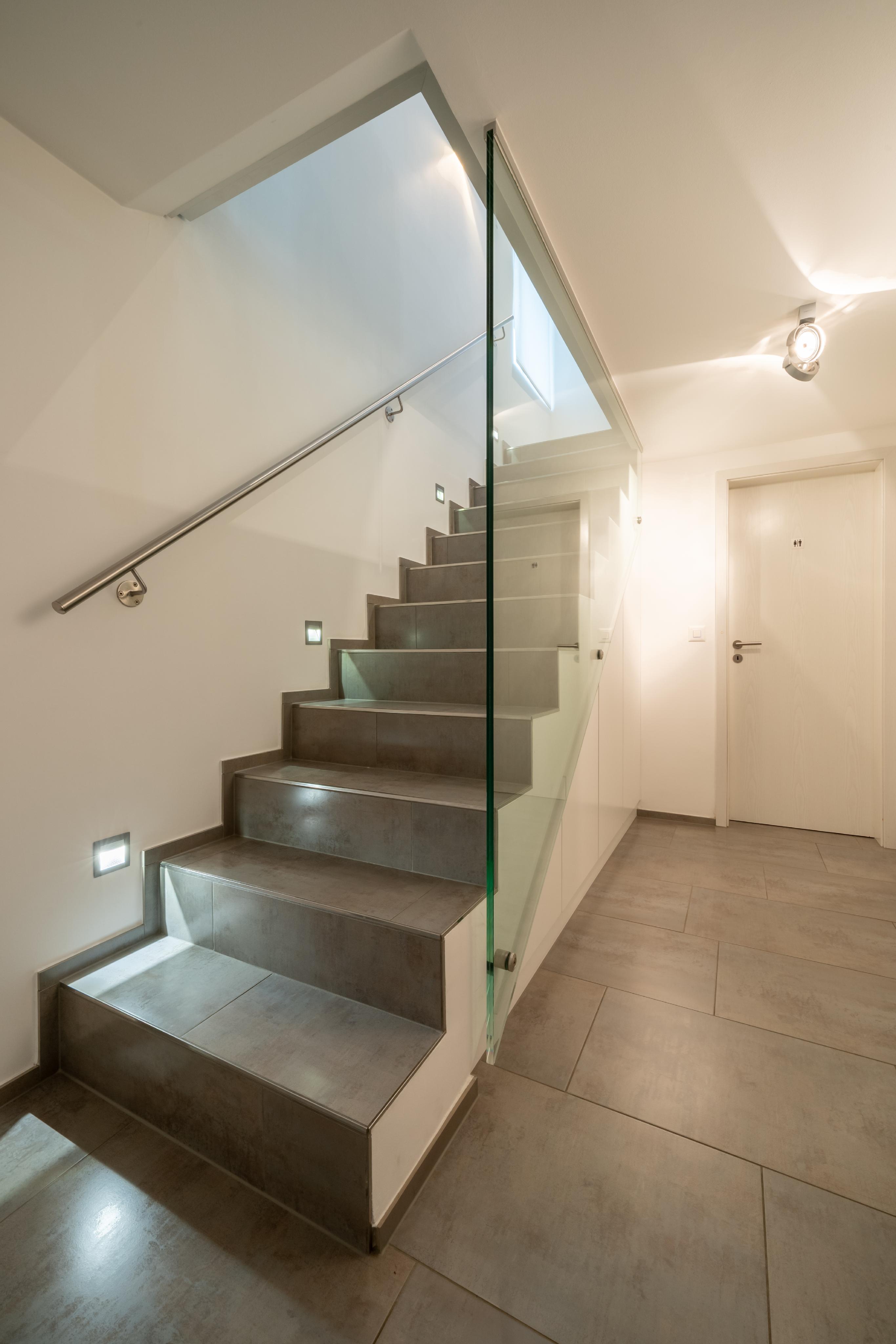 Heller Treppenbereich mit Dachfenster