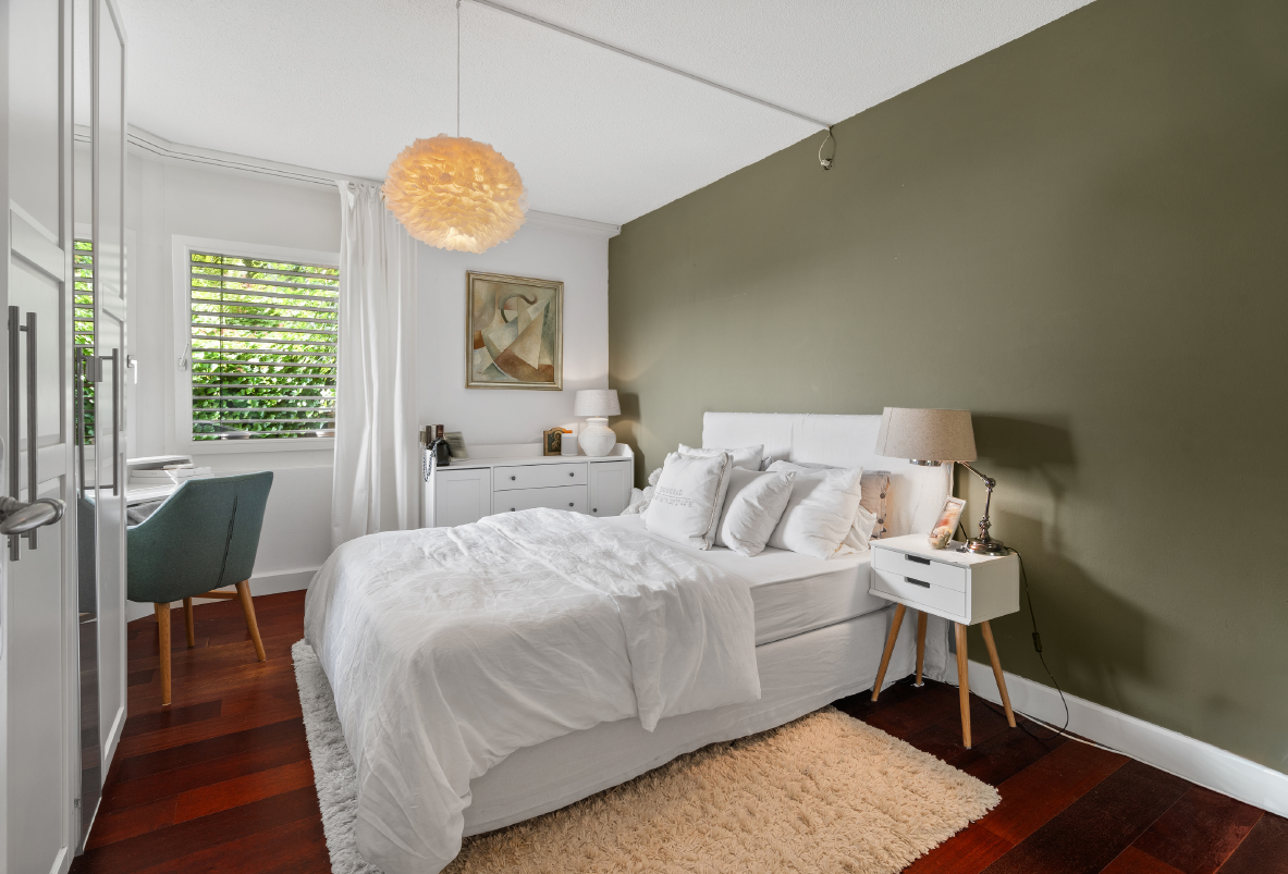 Schlafzimmer mit stilvoller Einrichtung