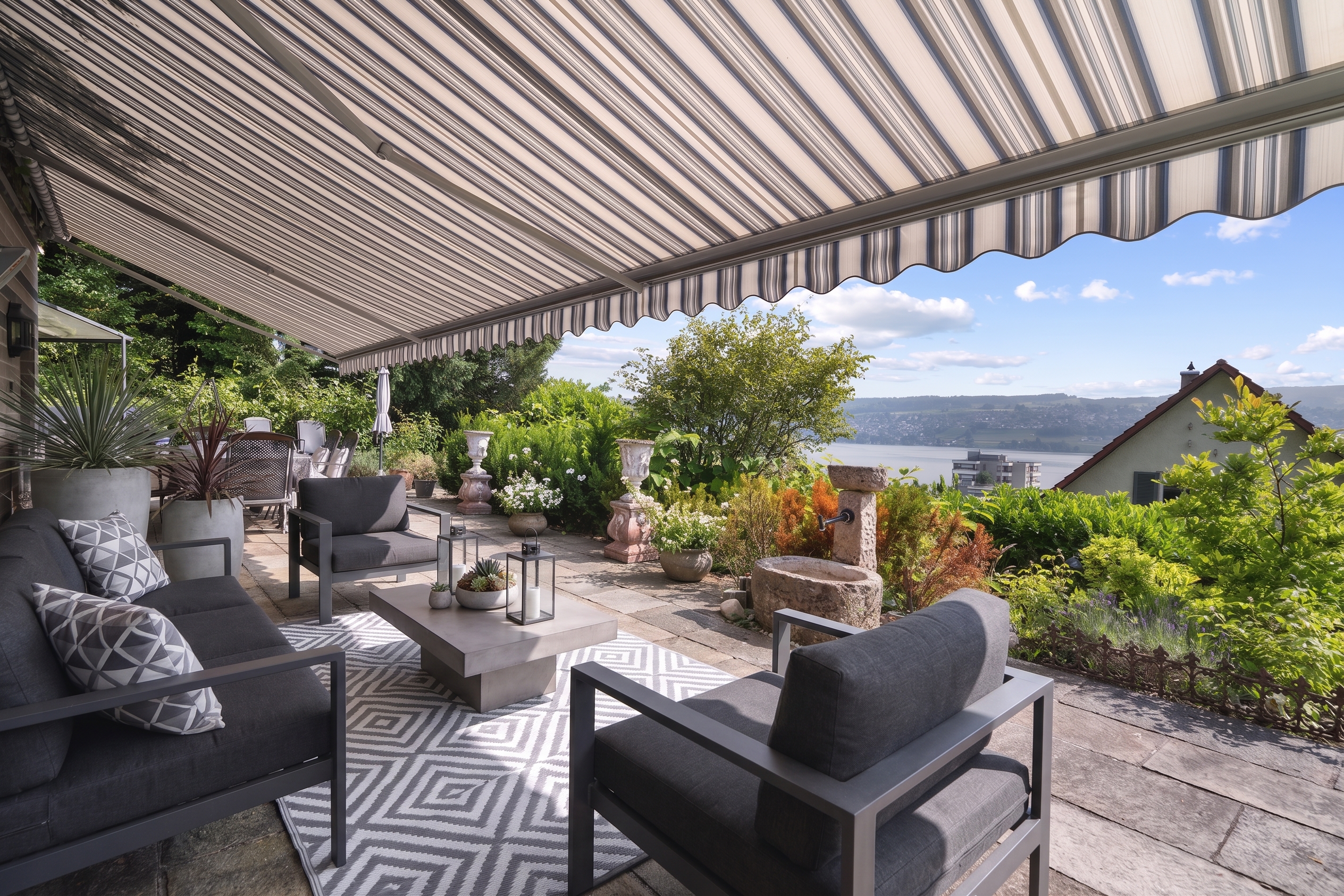 Überdachte Terrasse mit Seeblick