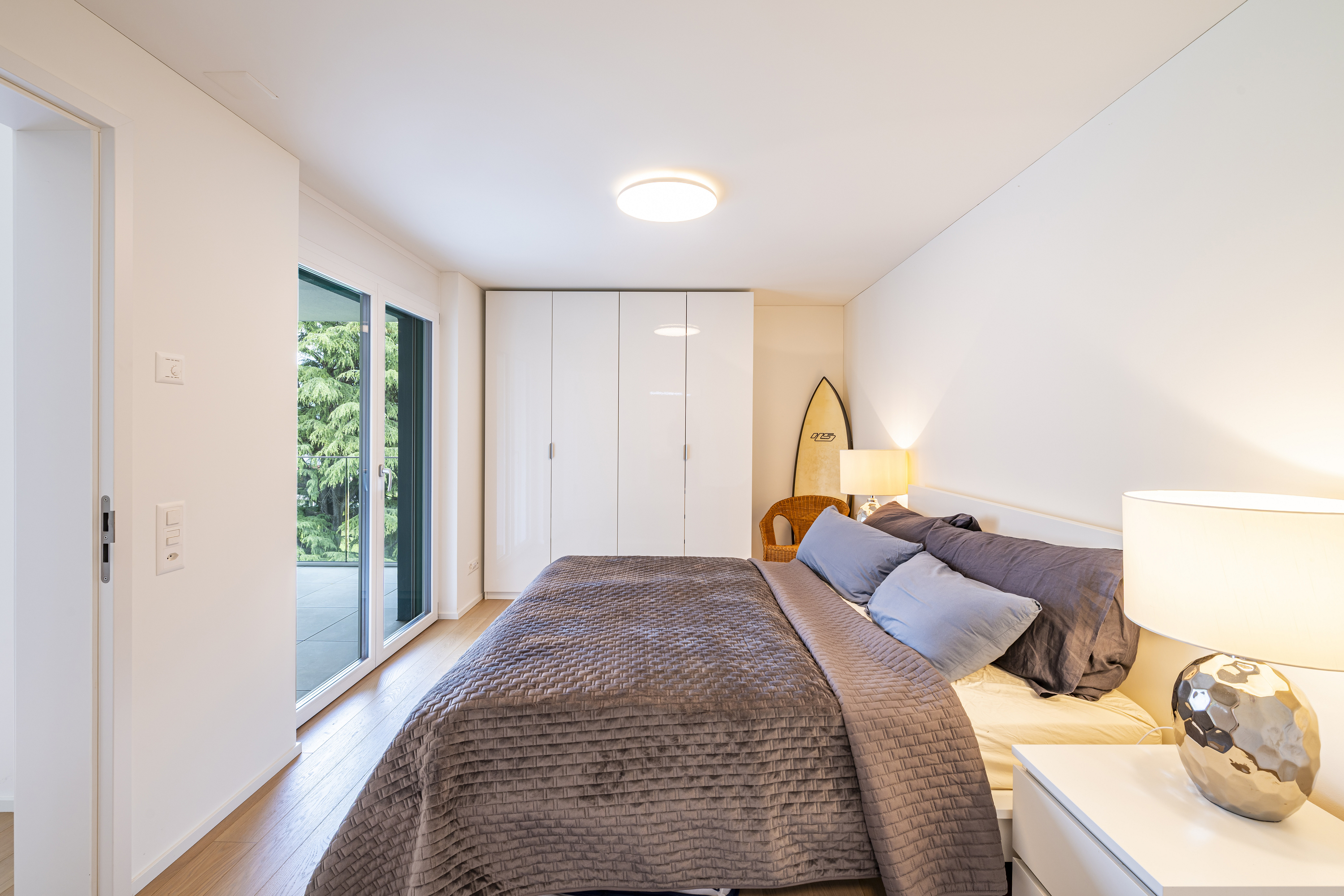 Helles Schlafzimmer mit Balkonzugang