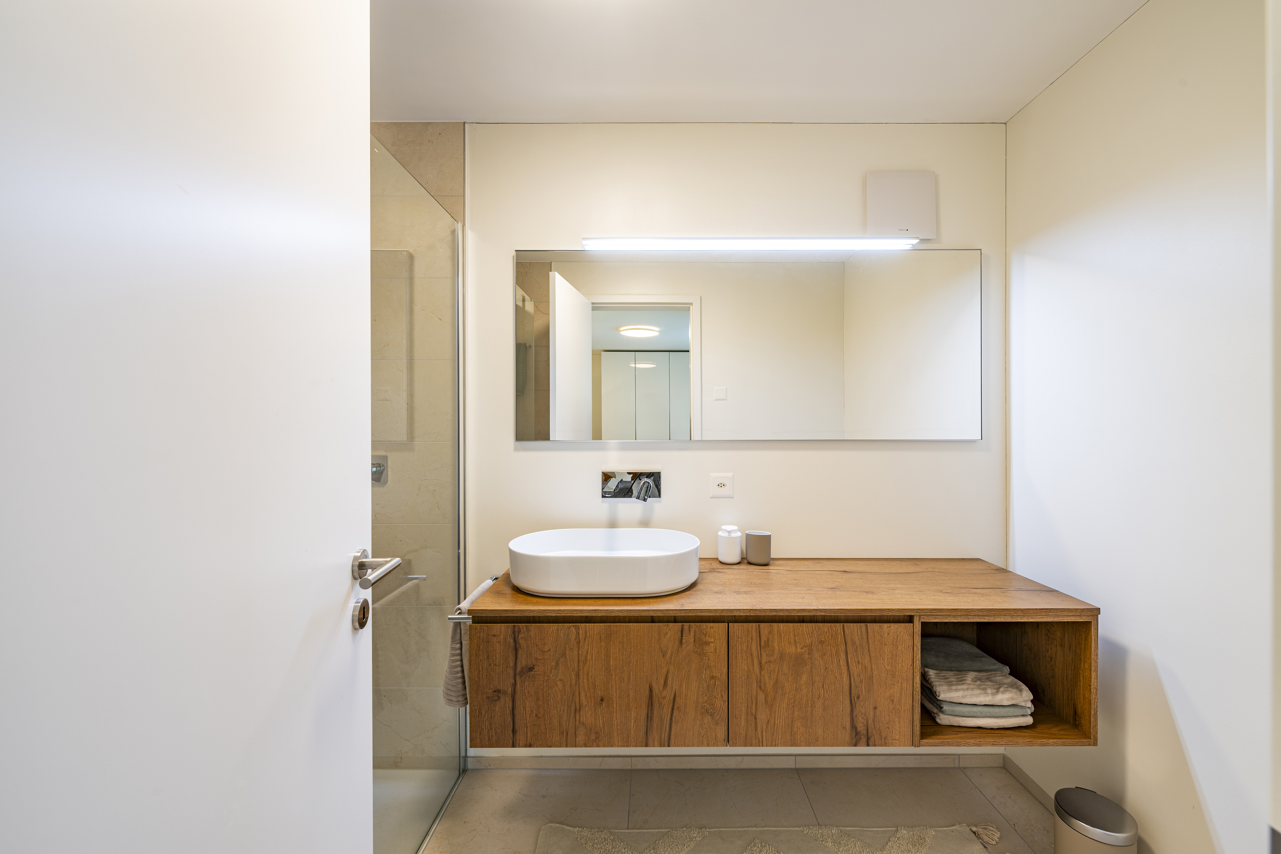 Modernes Badezimmer mit Holzwaschtisch