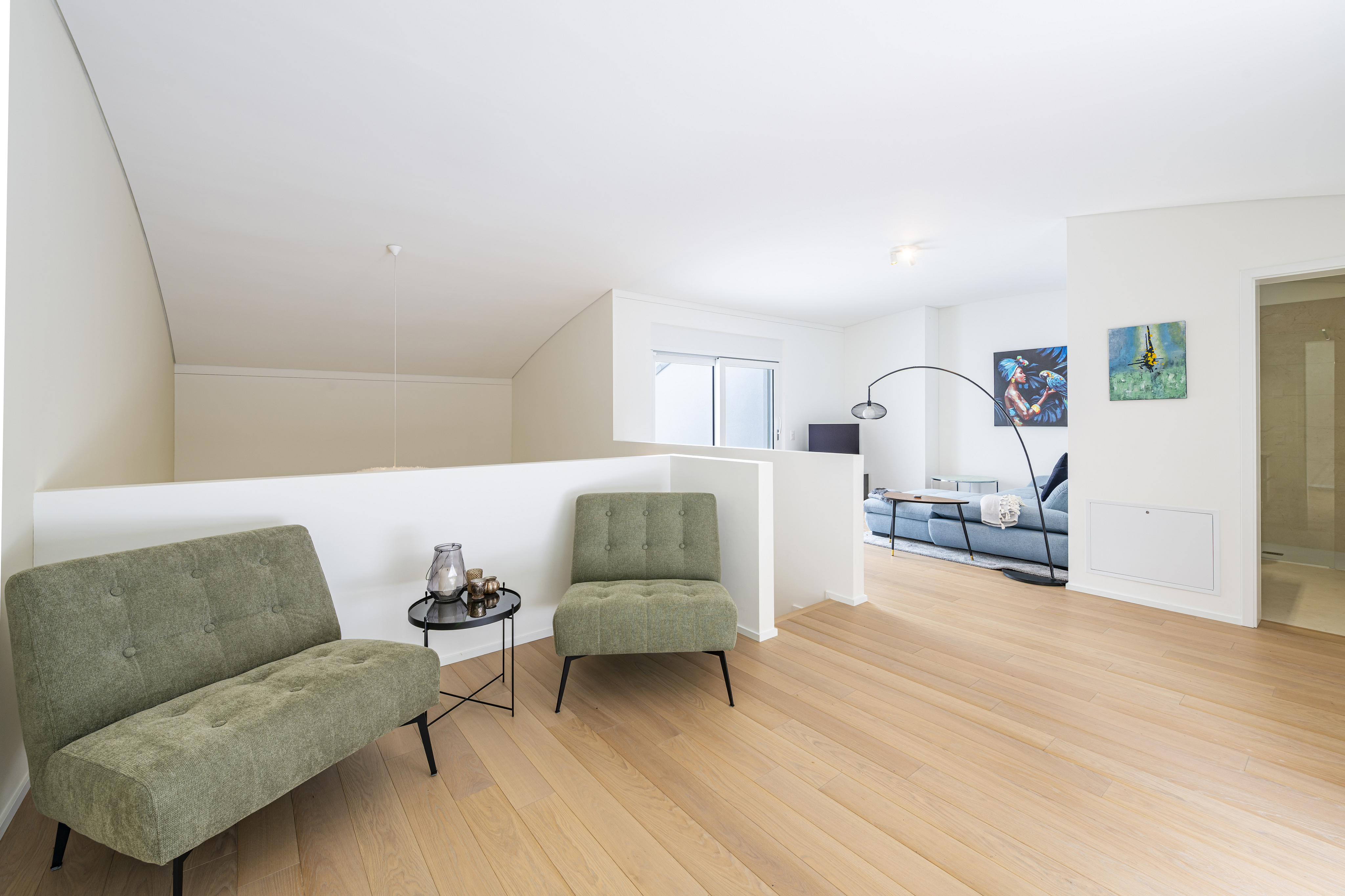 Lichtes Dachgeschoss-Wohnzimmer mit Sitzbereich