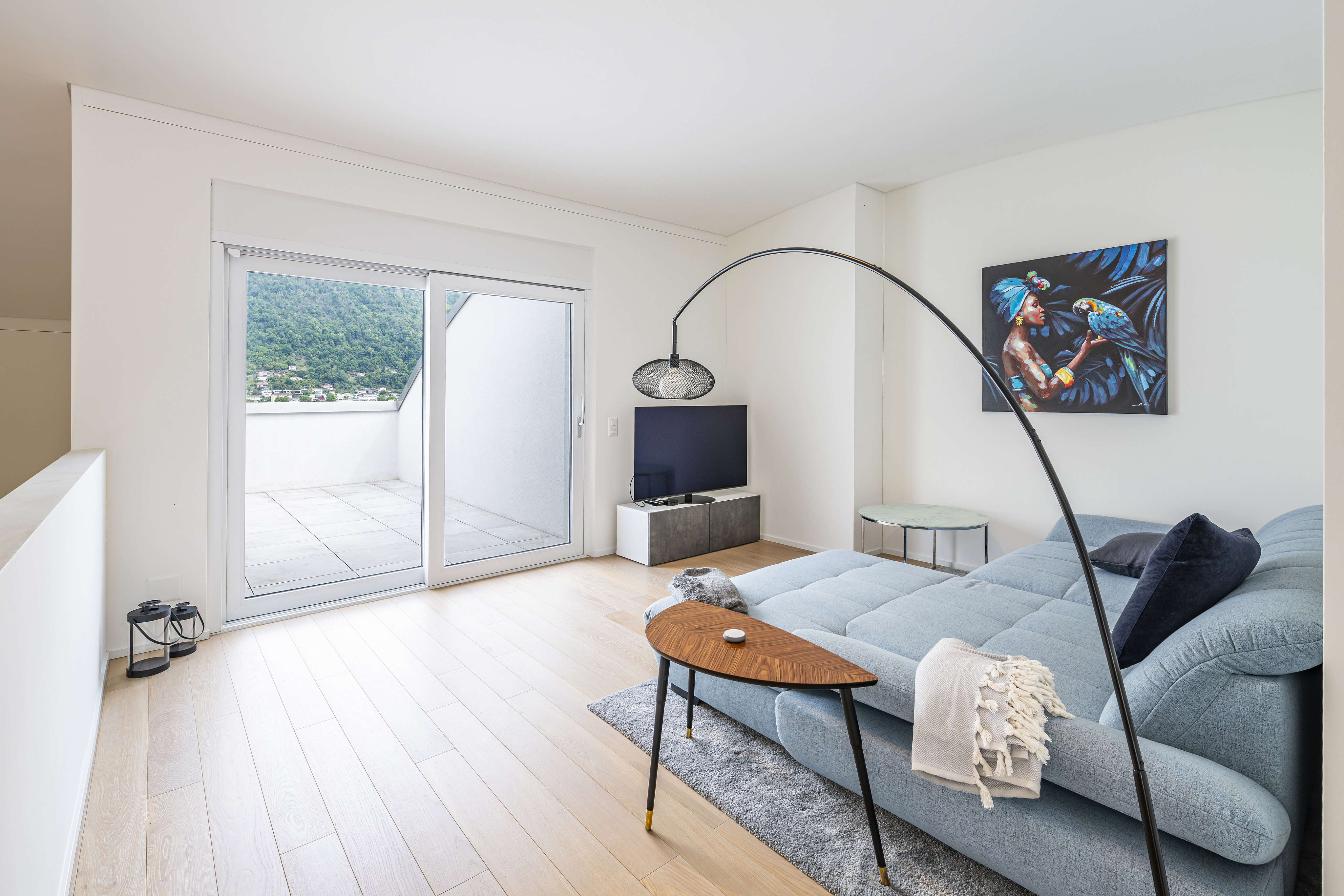 Modernes Wohnzimmer mit Balkonblick