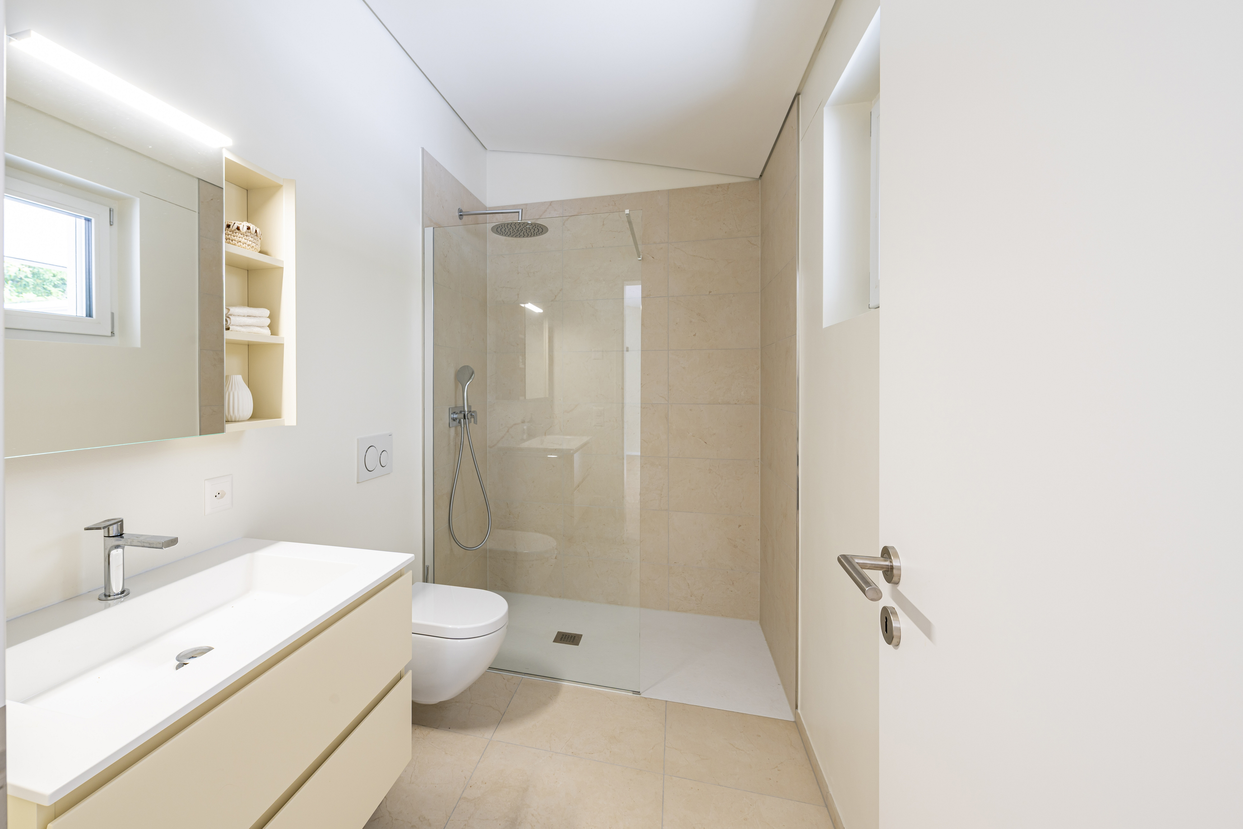 Modernes Badezimmer mit Walk-in-Dusche