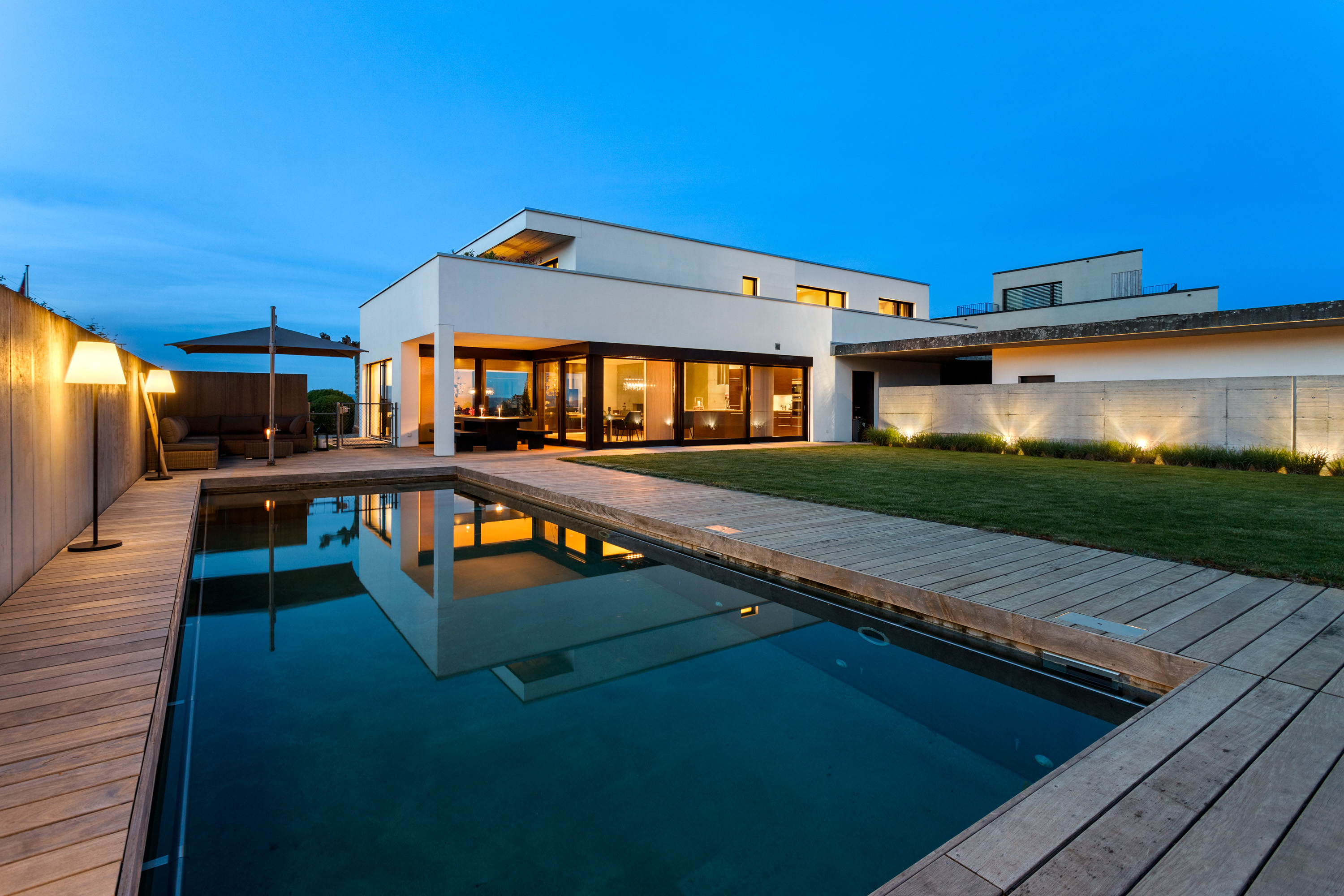 Moderner Außenbereich mit Pool und Terrasse