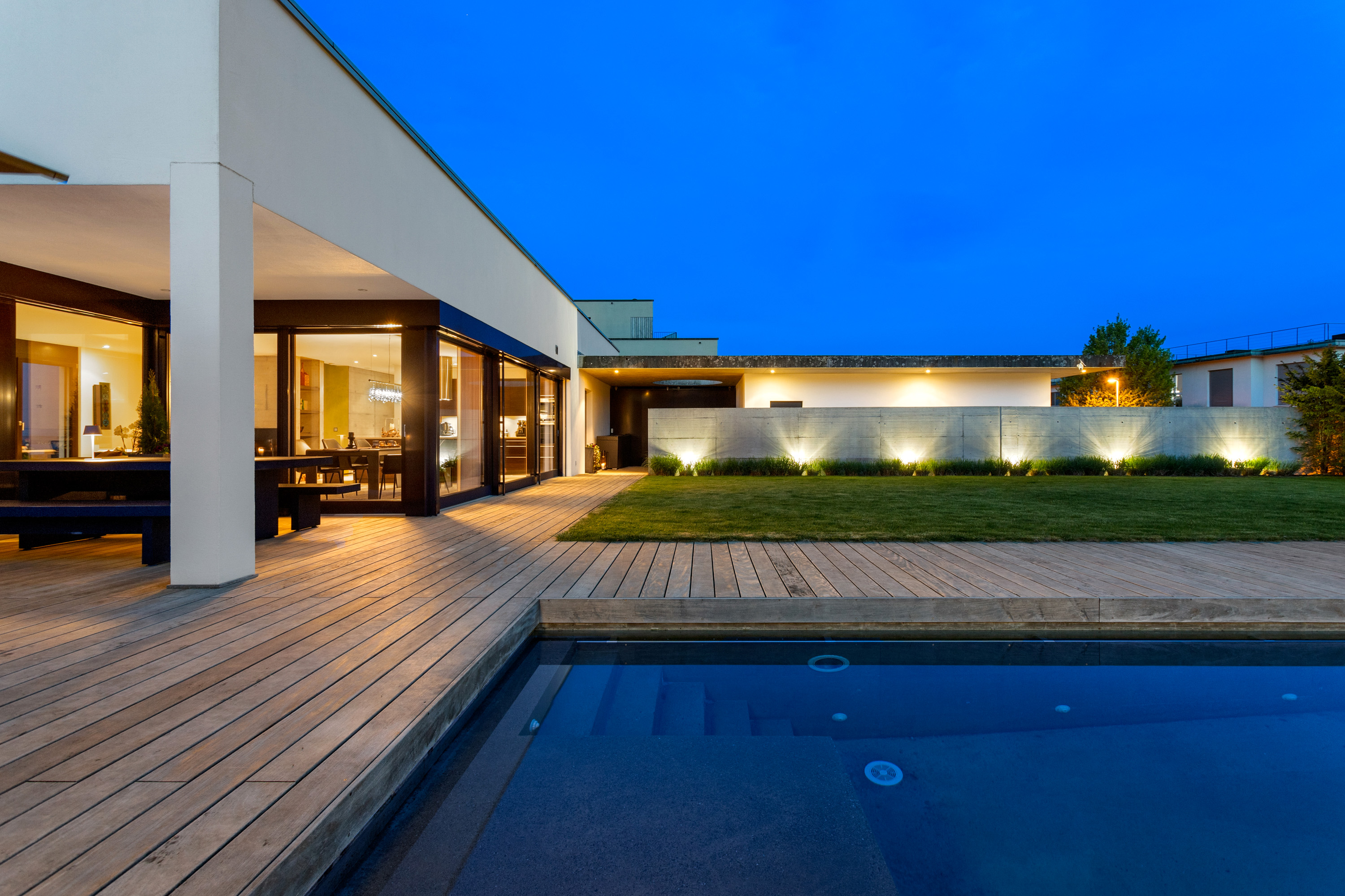 Moderne Außenansicht mit Pool und Terrasse