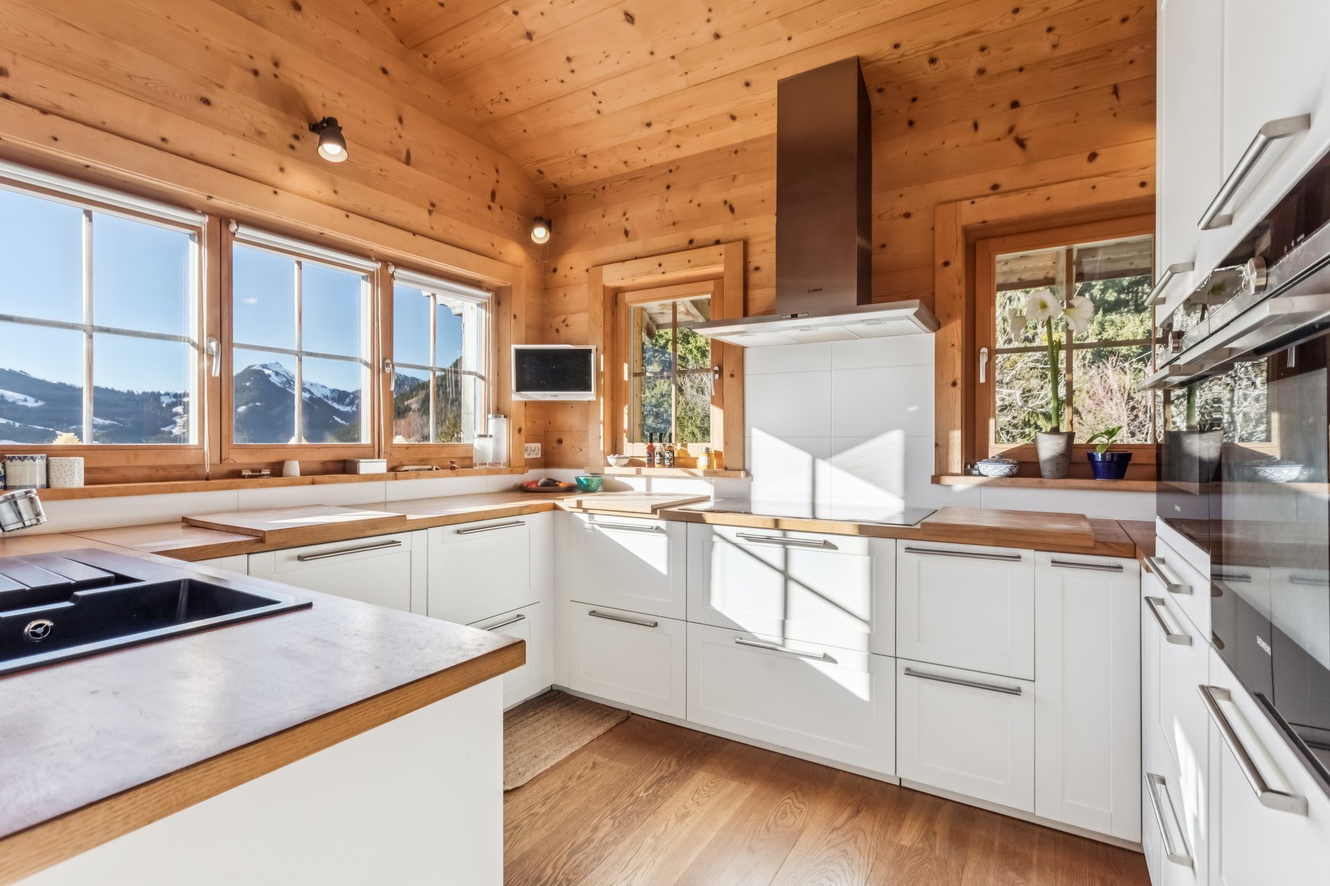 Helle alpine Küche mit Bergblick