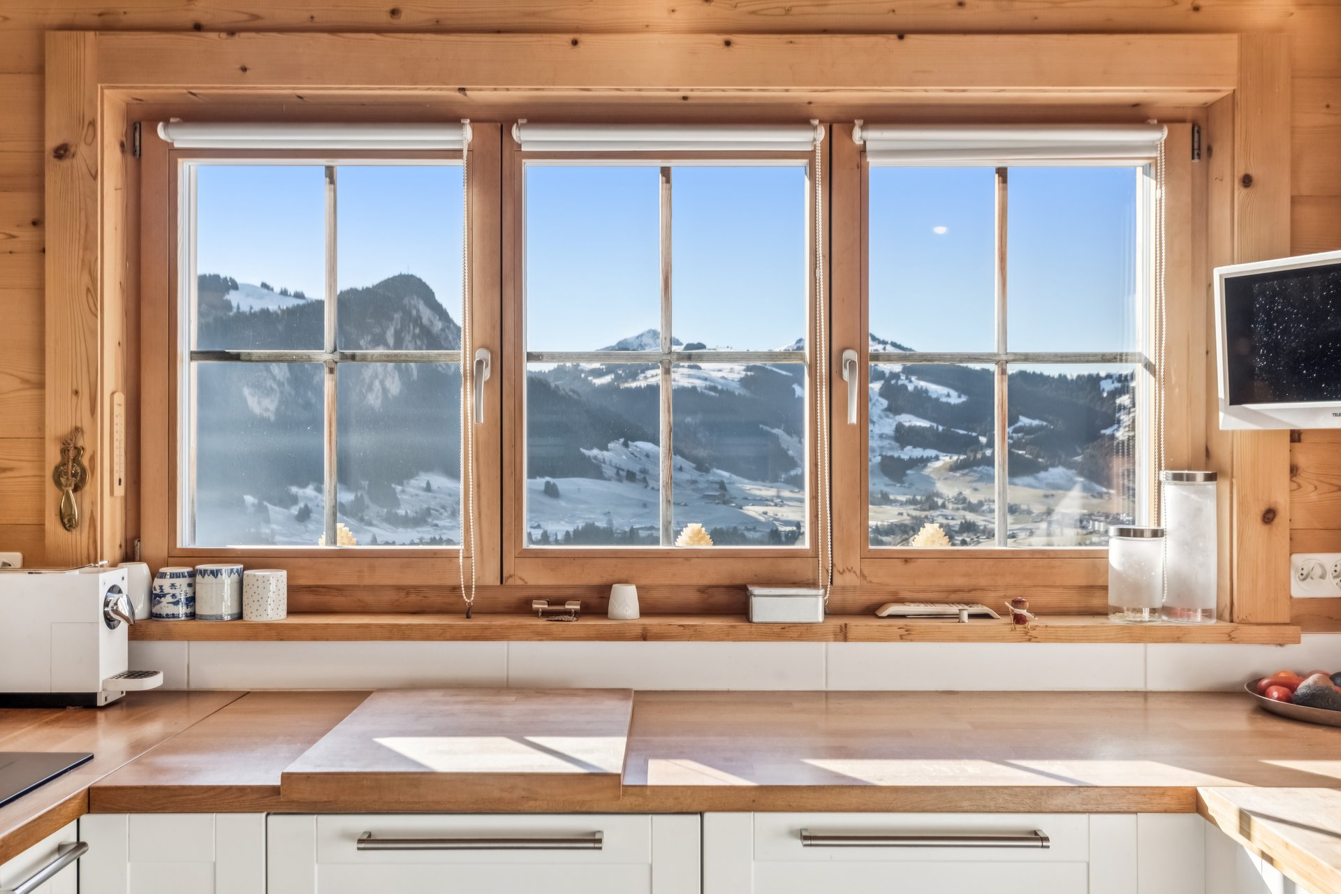 Alpiner Küchenbereich mit Bergblick